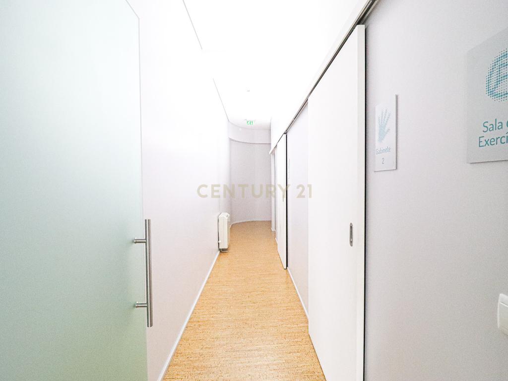 Loja localizada no centro da cidade de Oliveira do Bairro, com cerca de 200m2, distribuídos por dos pisos, junto a todos os serviços. - Image 23