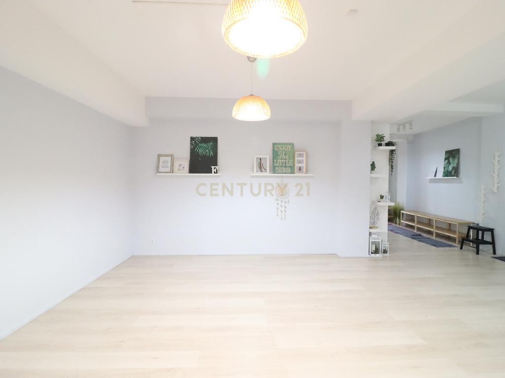 Loja localizada no centro da cidade de Oliveira do Bairro, com cerca de 200m2, distribuídos por dos pisos, junto a todos os serviços. - Image 55