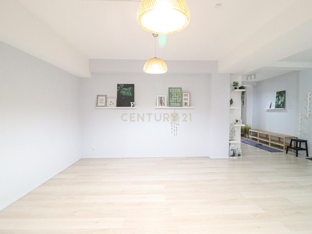 Loja localizada no centro da cidade de Oliveira do Bairro, com cerca de 200m2, distribuídos por dos pisos, junto a todos os serviços. - Image 37