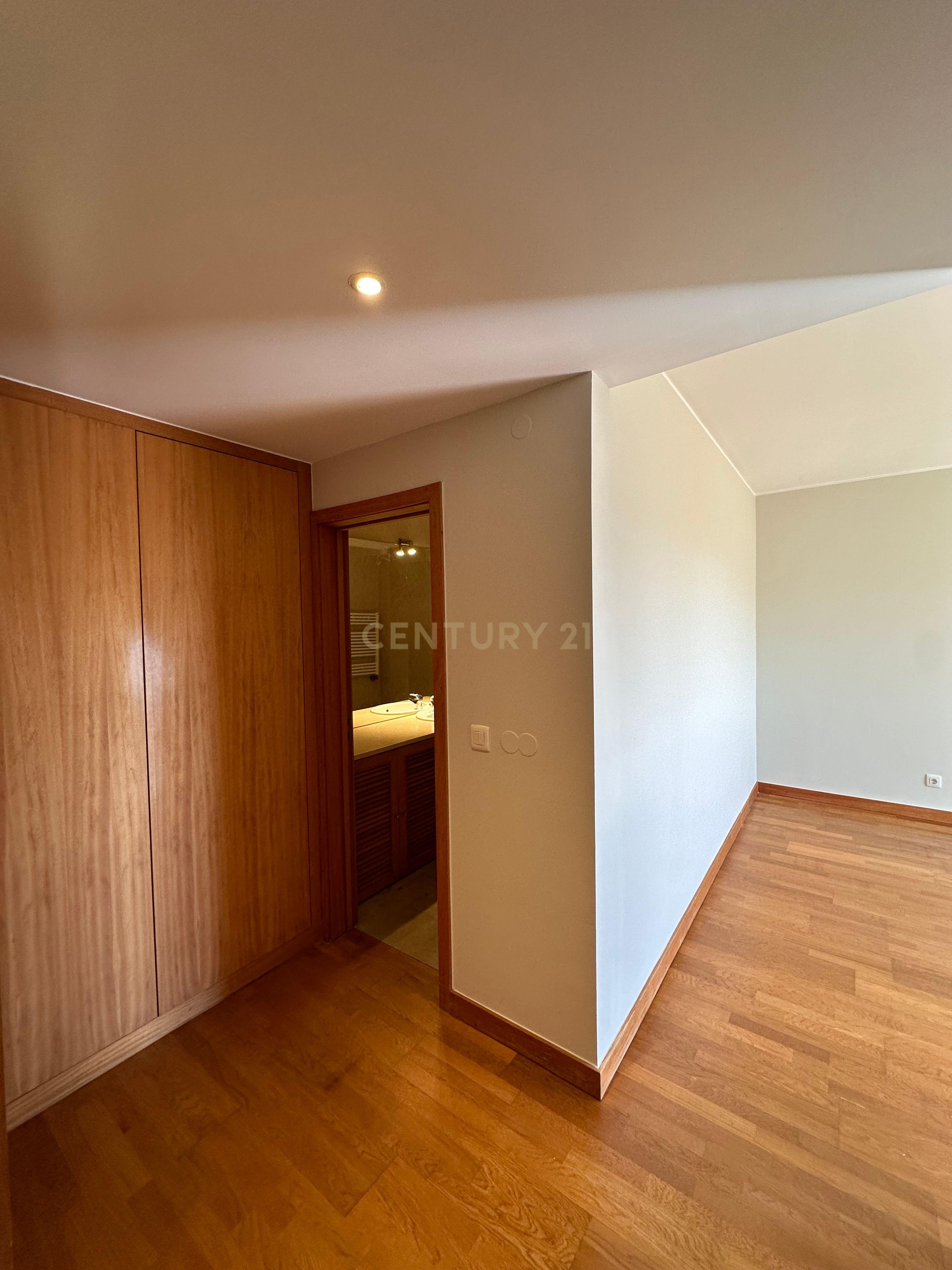 T4 em área residencial de excelência, junto à Av. da Boavista - Image 23