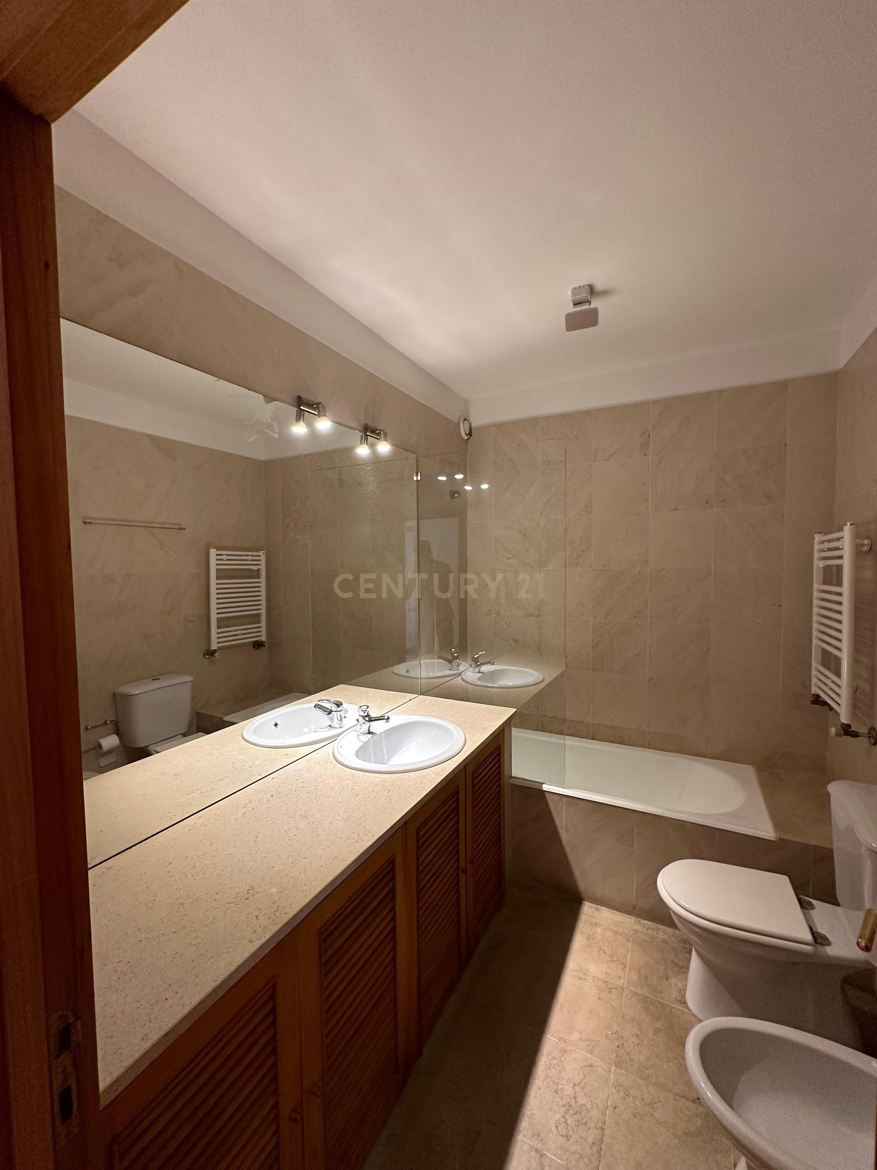 T4 em área residencial de excelência, junto à Av. da Boavista - Image 24