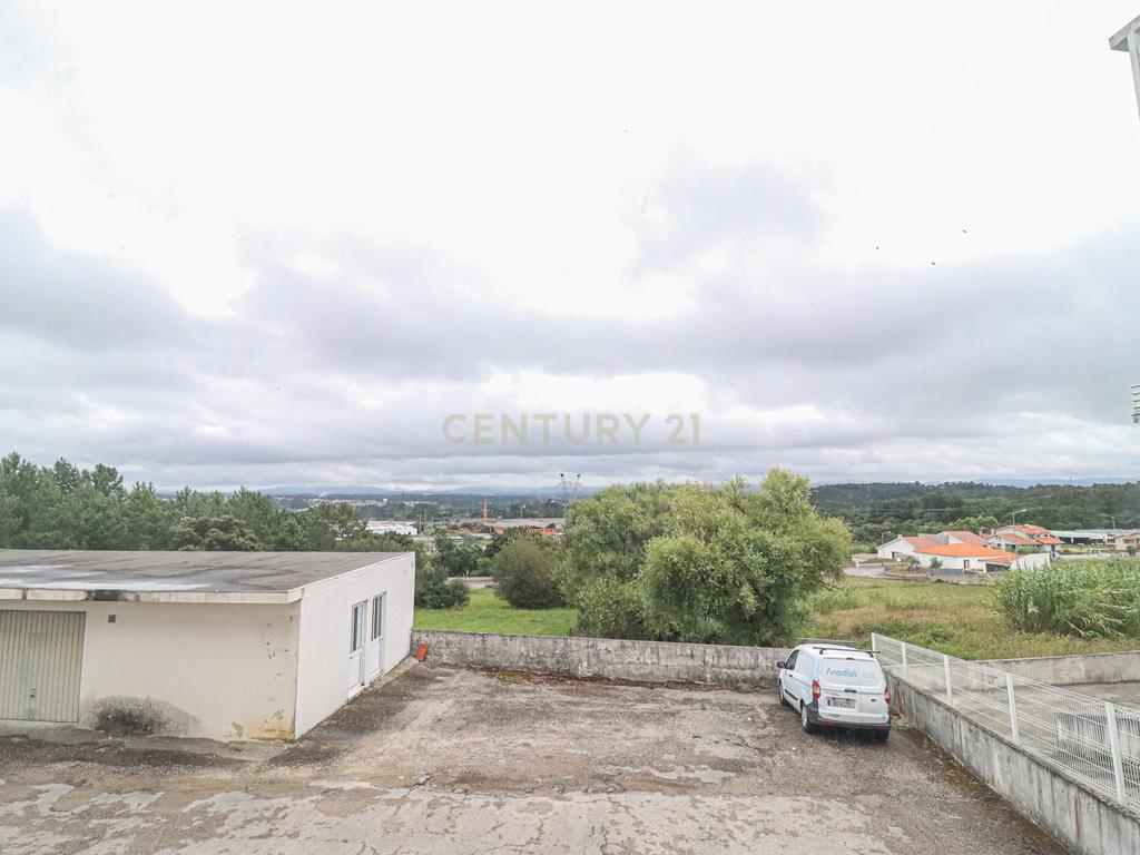 Loja localizada no centro da cidade de Oliveira do Bairro, com cerca de 200m2, distribuídos por dos pisos, junto a todos os serviços. - Image 43