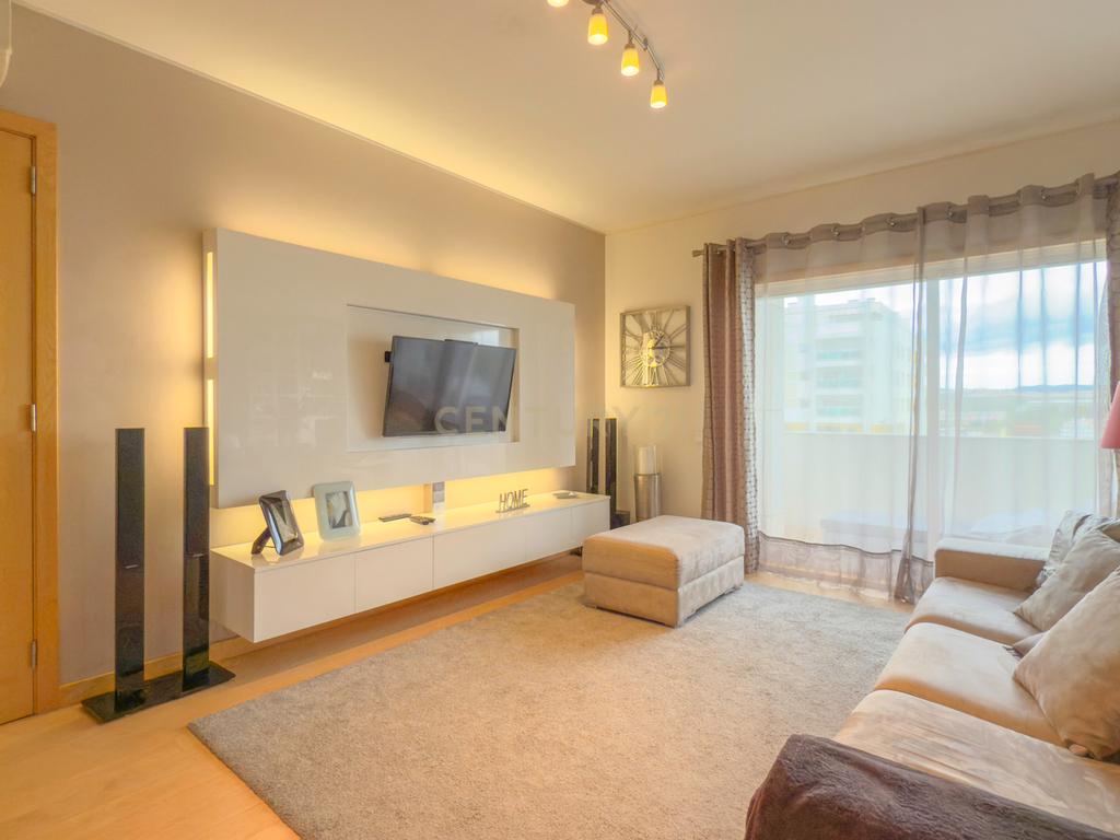 Magnifico apartamento T3 no Fórum Oeiras, com terraço privado 40m2, boa exposição solar, boas áreas e com tudo perto de si! - Image 5