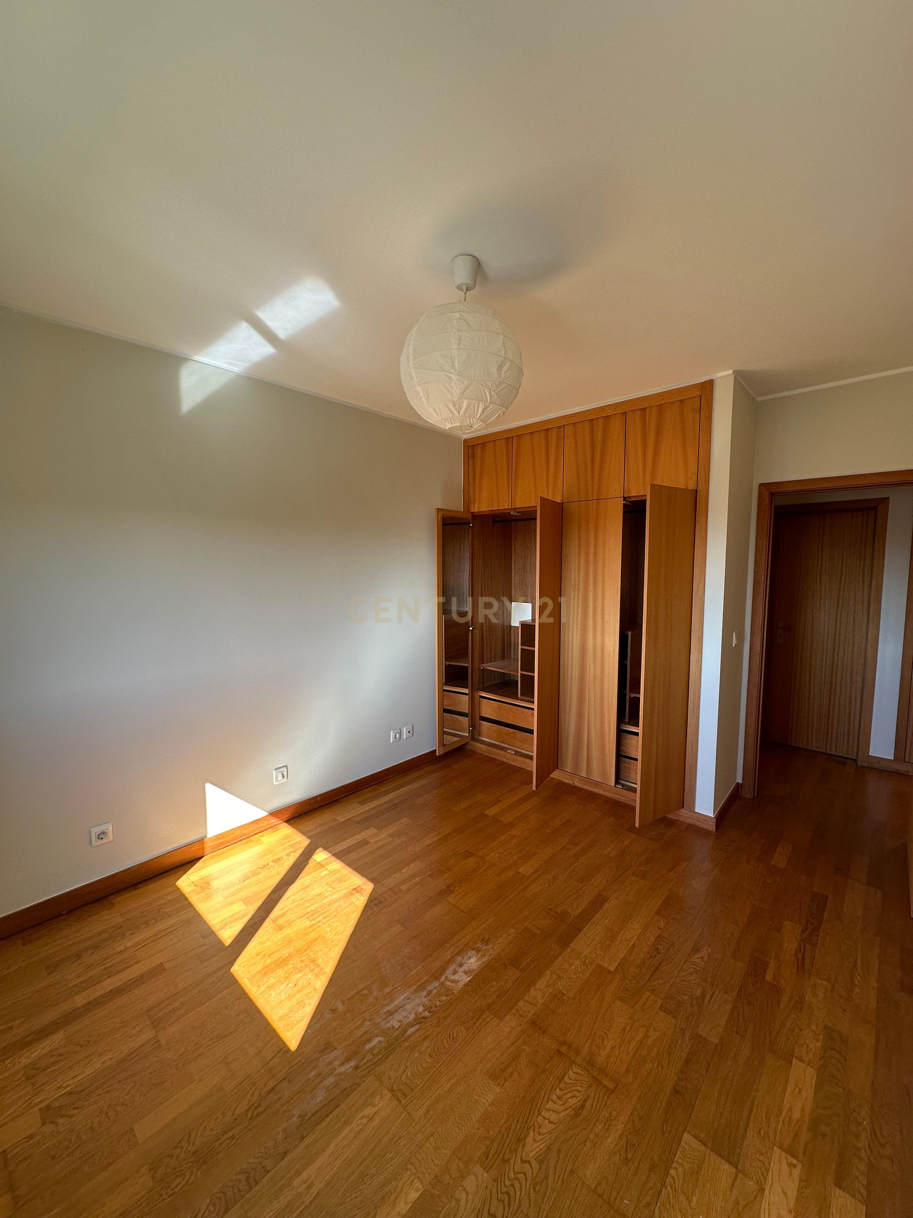 T4 em área residencial de excelência, junto à Av. da Boavista - Image 16