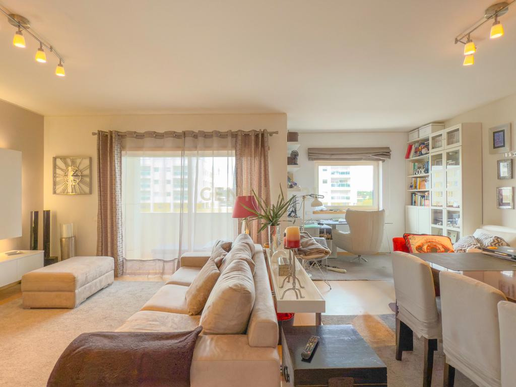 Magnifico apartamento T3 no Fórum Oeiras, com terraço privado 40m2, boa exposição solar, boas áreas e com tudo perto de si! - Image 2