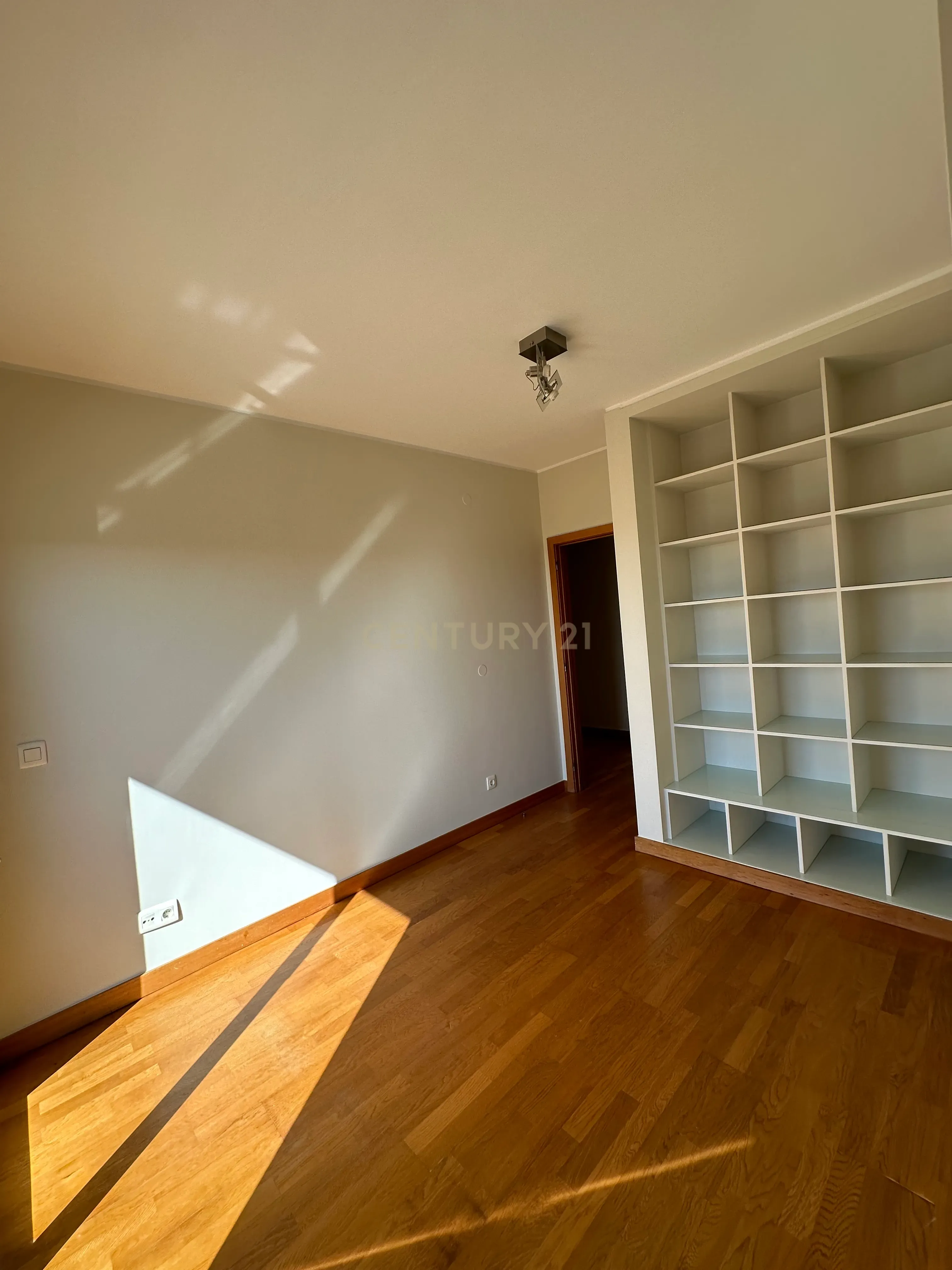 T4 em área residencial de excelência, junto à Av. da Boavista - Image 20