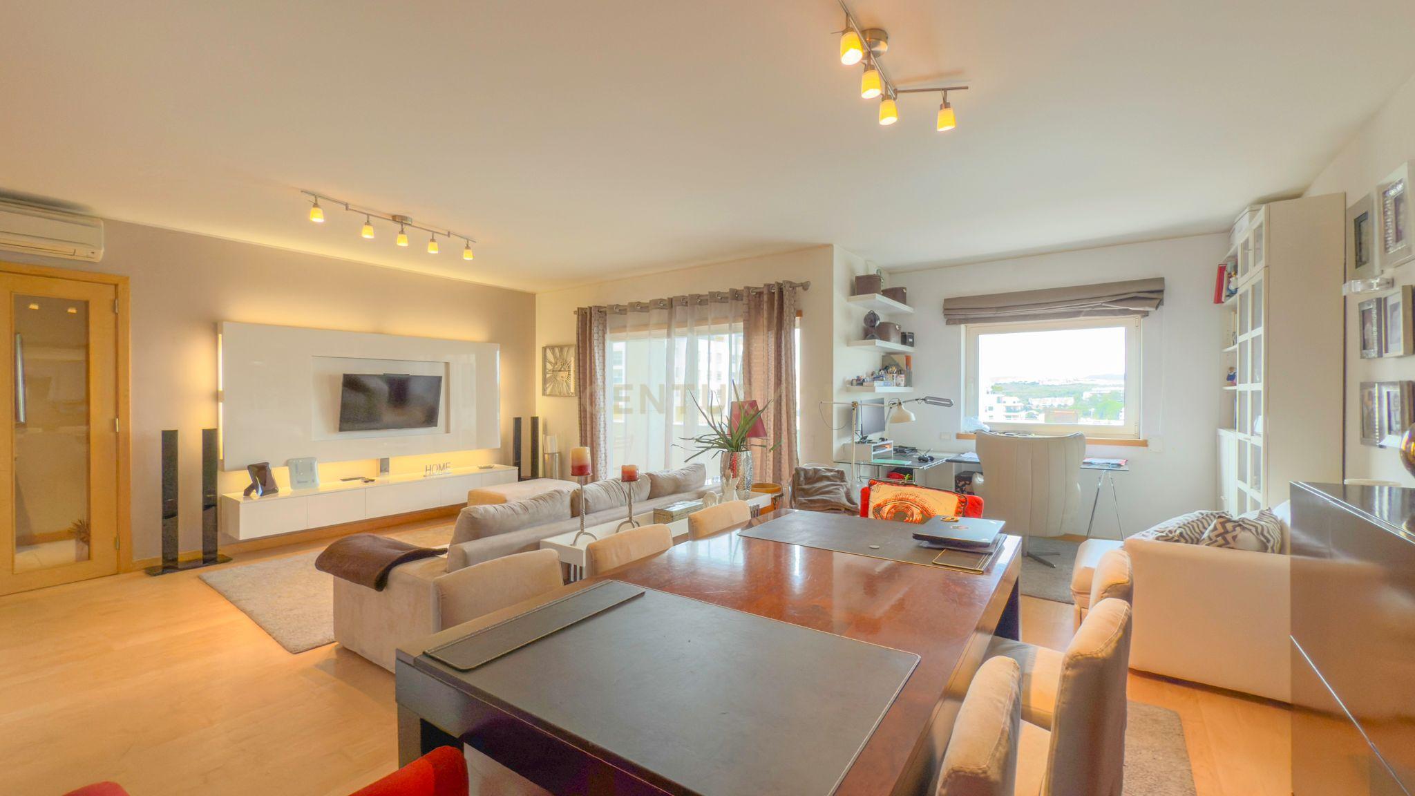 Magnifico apartamento T3 no Fórum Oeiras, com terraço privado 40m2, boa exposição solar, boas áreas e com tudo perto de si! - Image 1