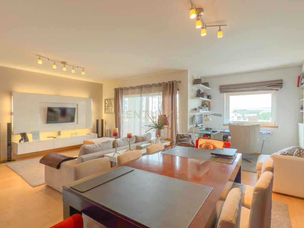 Magnifico apartamento T3 no Fórum Oeiras, com terraço privado 40m2, boa exposição solar, boas áreas e com tudo perto de si! - Image 1