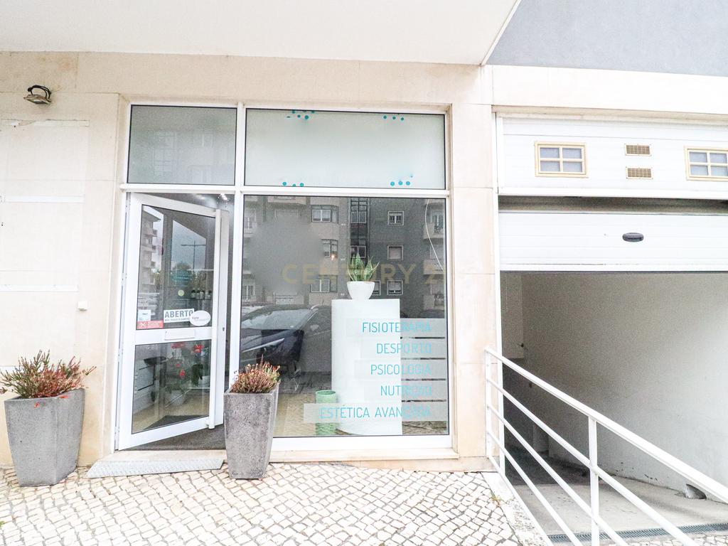 Loja localizada no centro da cidade de Oliveira do Bairro, com cerca de 200m2, distribuídos por dos pisos, junto a todos os serviços. - Image 46