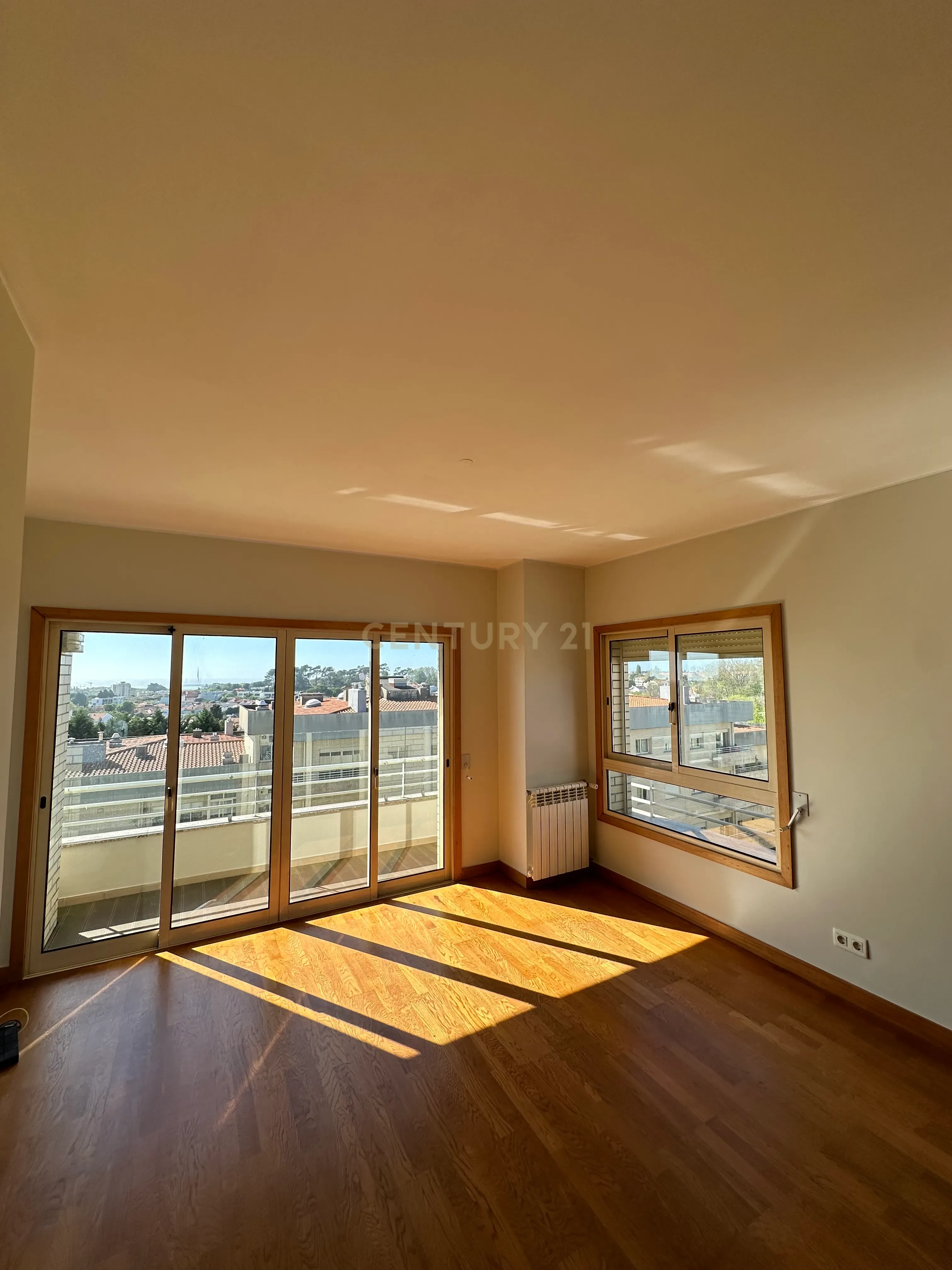 T4 em área residencial de excelência, junto à Av. da Boavista - Image 1