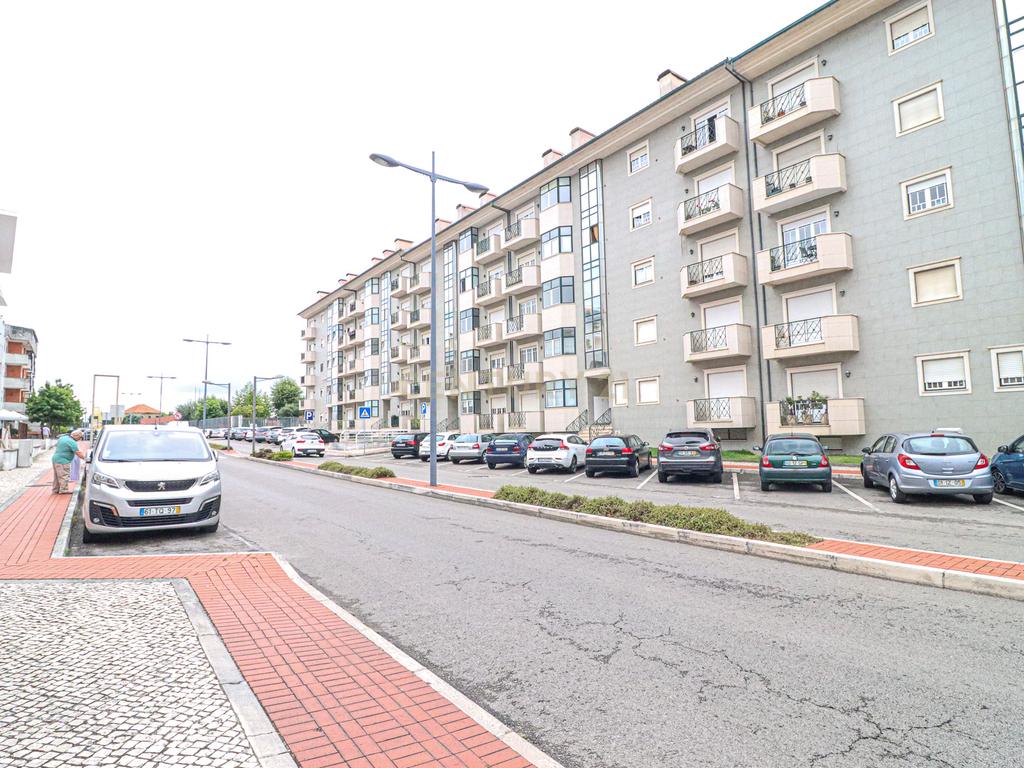 Loja localizada no centro da cidade de Oliveira do Bairro, com cerca de 200m2, distribuídos por dos pisos, junto a todos os serviços. - Image 47