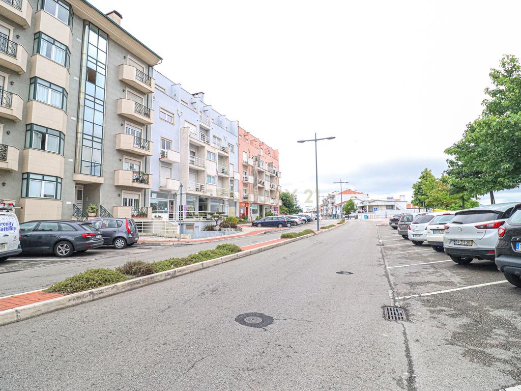 Loja localizada no centro da cidade de Oliveira do Bairro, com cerca de 200m2, distribuídos por dos pisos, junto a todos os serviços. - Image 48