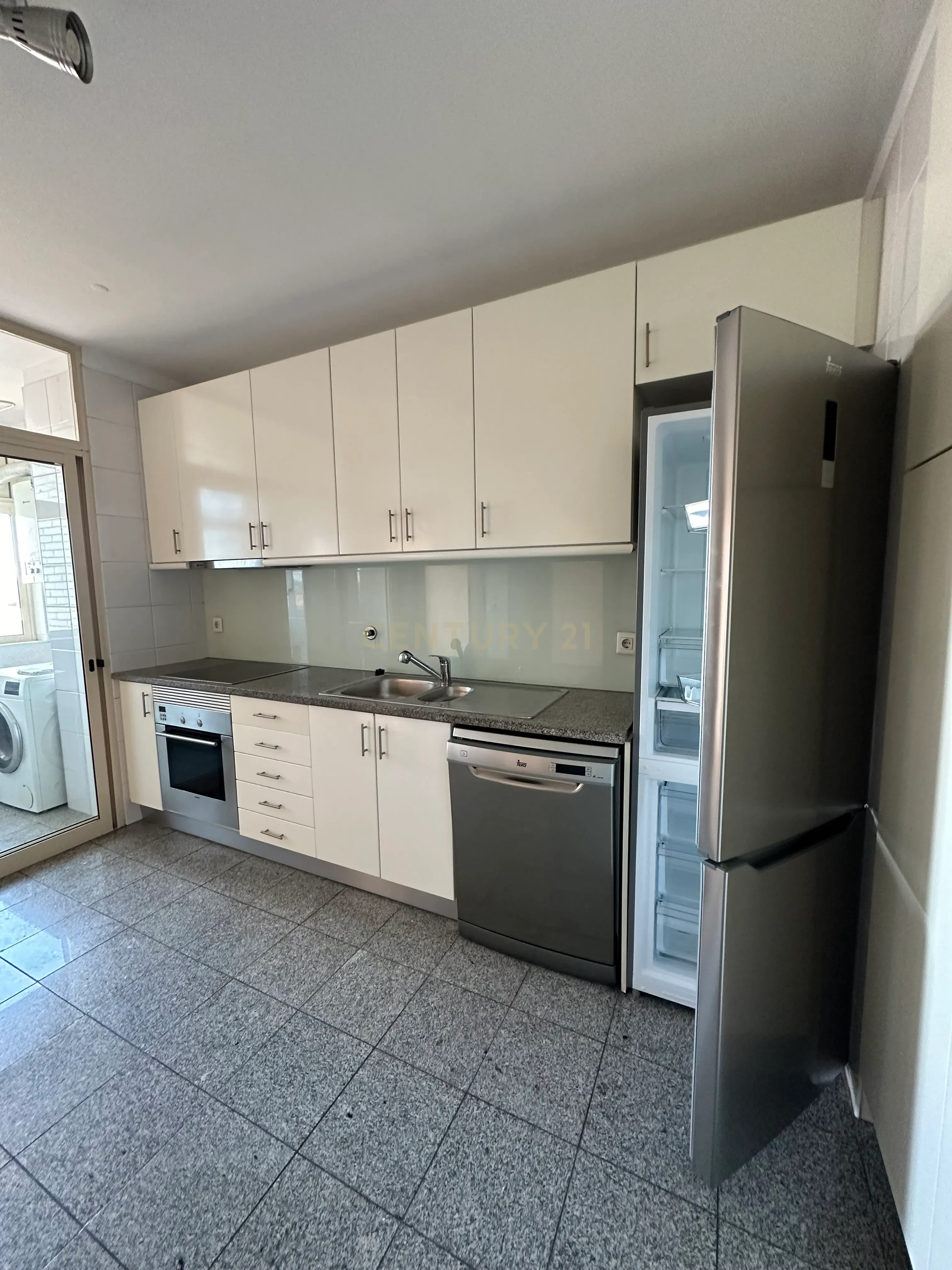 T4 em área residencial de excelência, junto à Av. da Boavista - Image 8