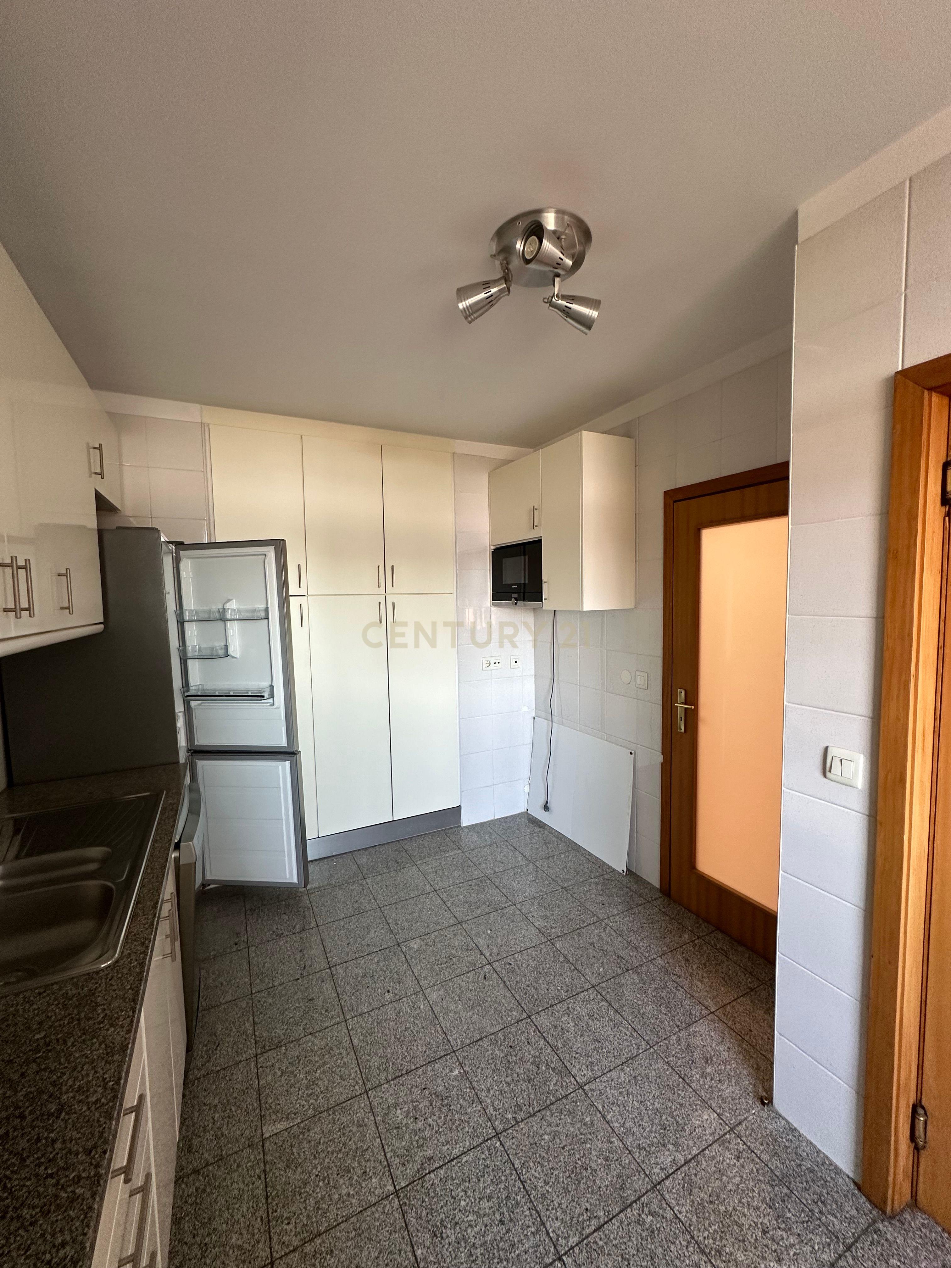 T4 em área residencial de excelência, junto à Av. da Boavista - Image 9