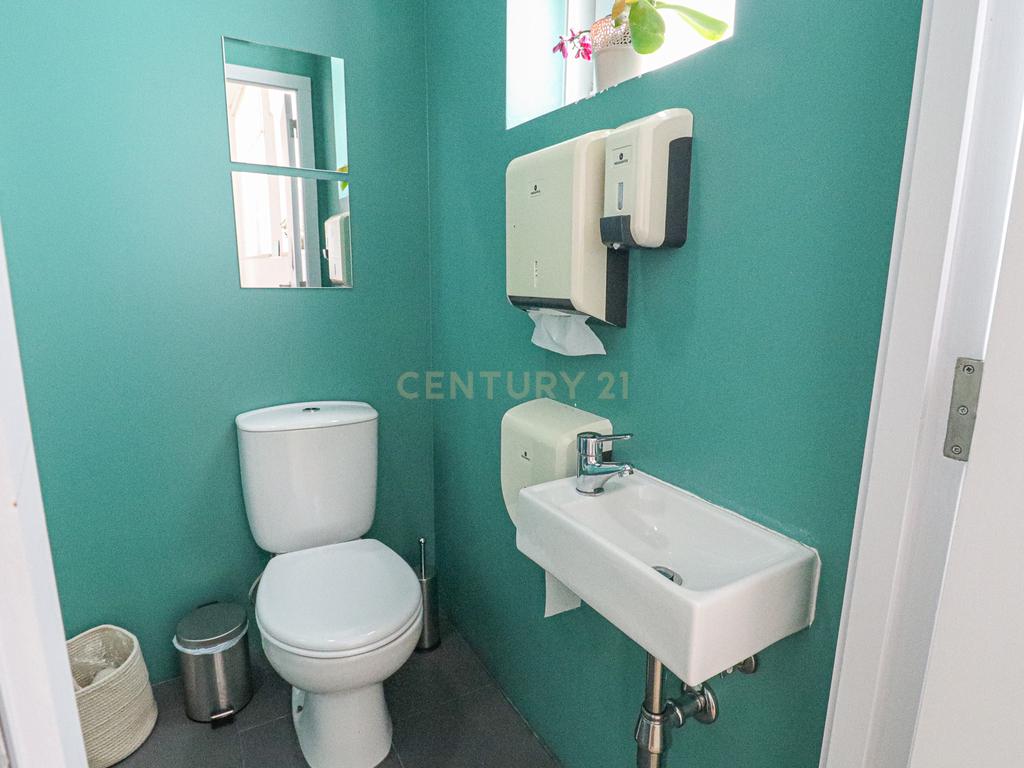 Loja localizada no centro da cidade de Oliveira do Bairro, com cerca de 200m2, distribuídos por dos pisos, junto a todos os serviços. - Image 52