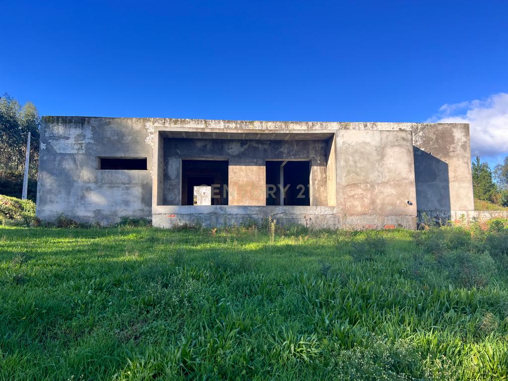 Moradia em construção com 286m2 e 9.400m2 de terreno em Souto de Lafões, Oliveira de Frades - Image 1