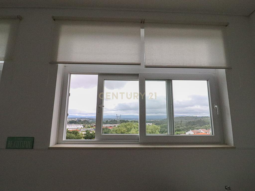 Loja localizada no centro da cidade de Oliveira do Bairro, com cerca de 200m2, distribuídos por dos pisos, junto a todos os serviços. - Image 57