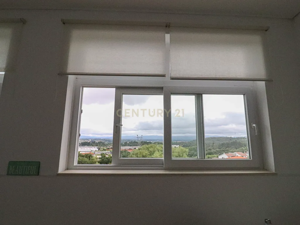 Loja localizada no centro da cidade de Oliveira do Bairro, com cerca de 200m2, distribuídos por dos pisos, junto a todos os serviços. - Image 57