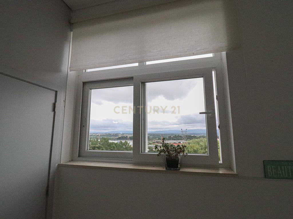 Loja localizada no centro da cidade de Oliveira do Bairro, com cerca de 200m2, distribuídos por dos pisos, junto a todos os serviços. - Image 58