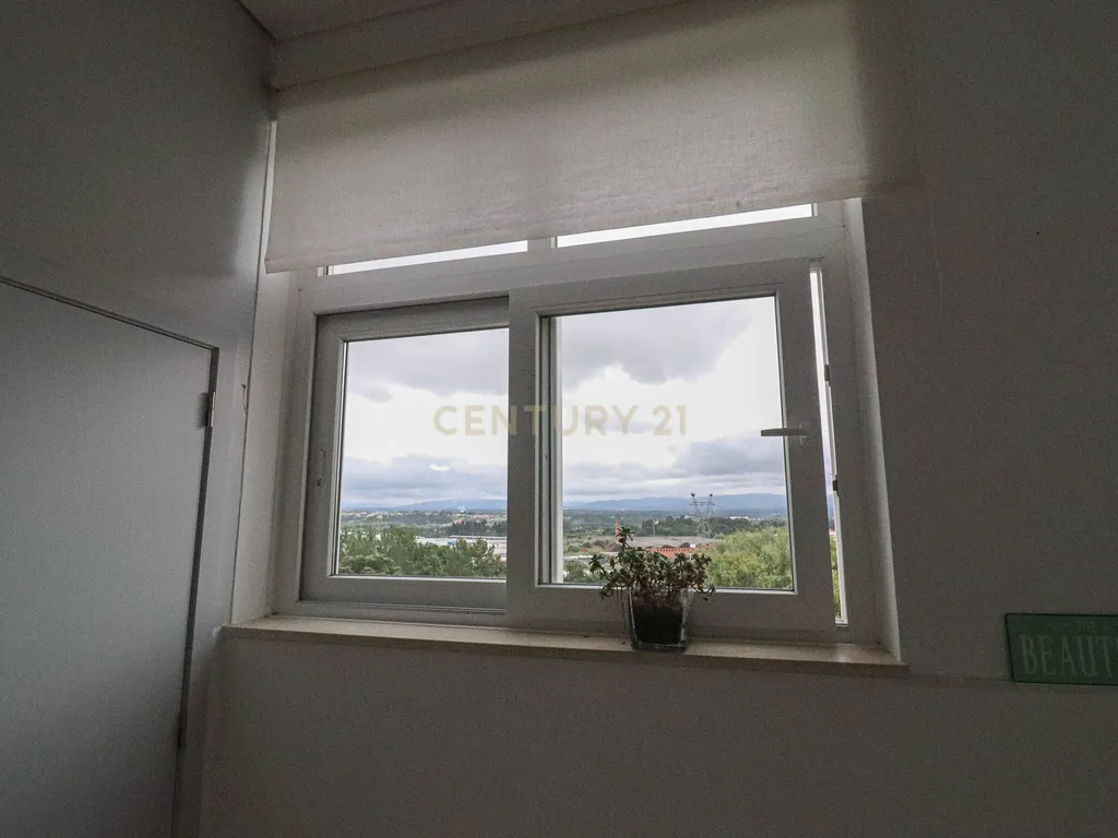 Loja localizada no centro da cidade de Oliveira do Bairro, com cerca de 200m2, distribuídos por dos pisos, junto a todos os serviços. - Image 58