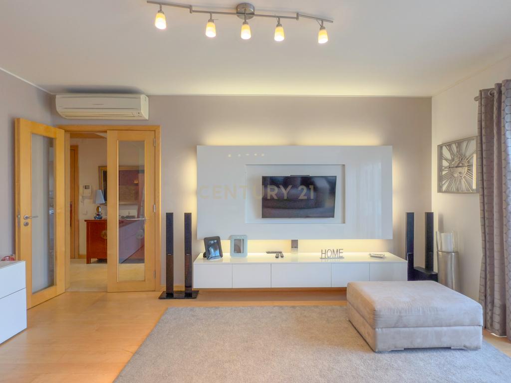 Magnifico apartamento T3 no Fórum Oeiras, com terraço privado 40m2, boa exposição solar, boas áreas e com tudo perto de si! - Image 4