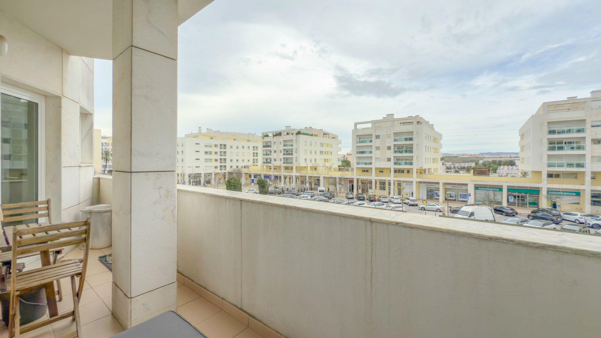 Magnifico apartamento T3 no Fórum Oeiras, com terraço privado 40m2, boa exposição solar, boas áreas e com tudo perto de si! - Image 86