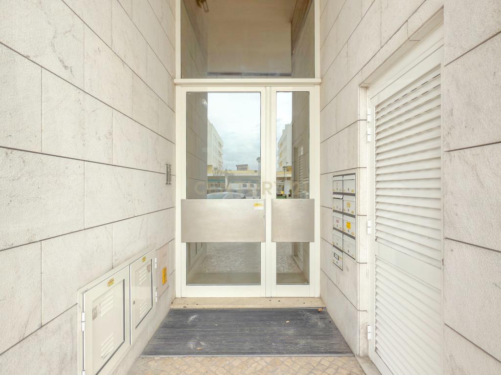 Magnifico apartamento T3 no Fórum Oeiras, com terraço privado 40m2, boa exposição solar, boas áreas e com tudo perto de si! - Image 80