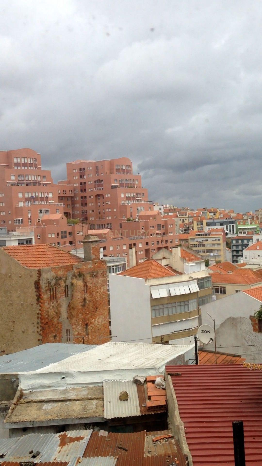 Apartamento T2 na Freguesia de São Vicente, totalmente remodelado. - Image 7