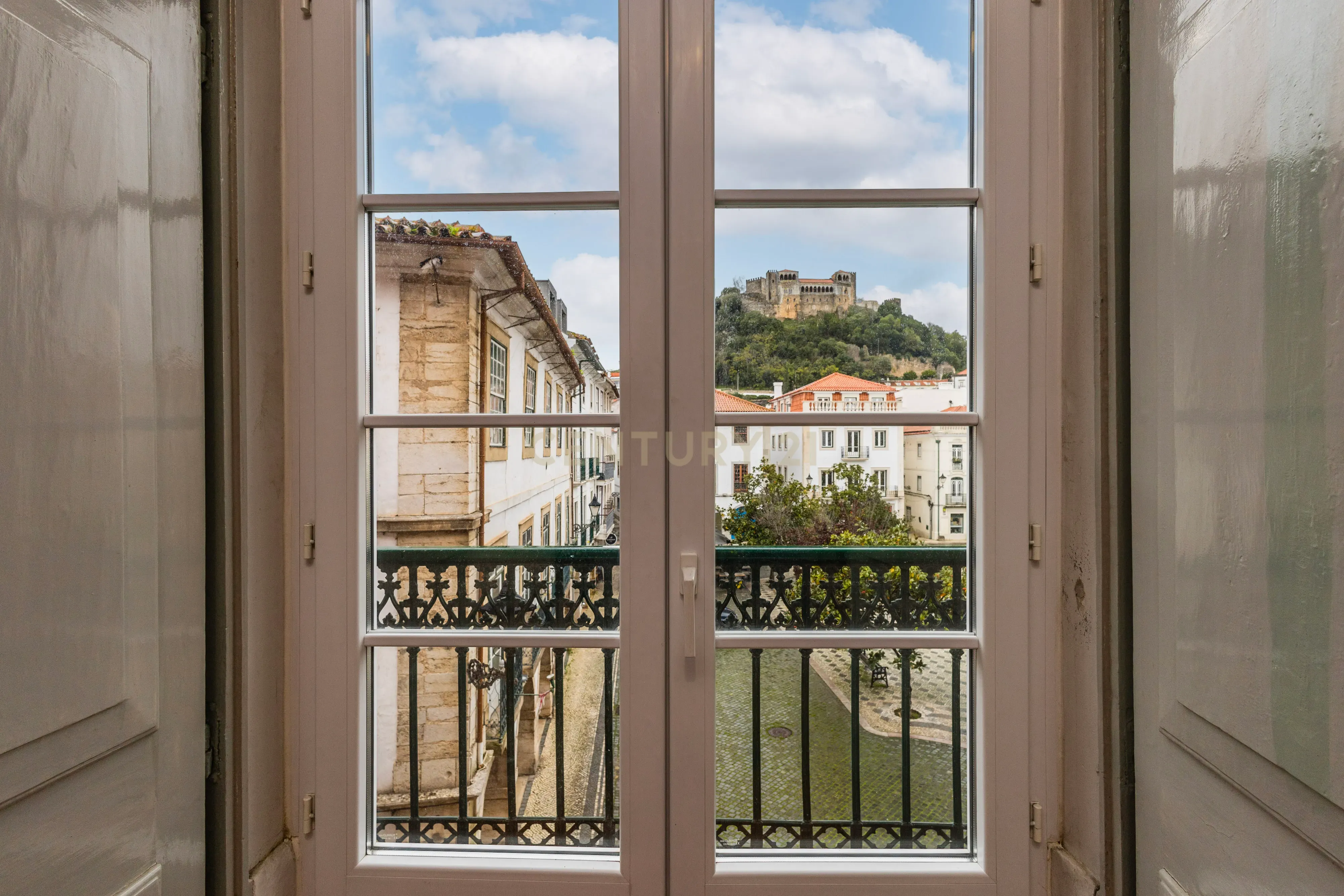 Último andar e águas furtadas em prédio histórico na Praça Rodrigues Lobo - Coração da zona histórica de Leiria - Image 11