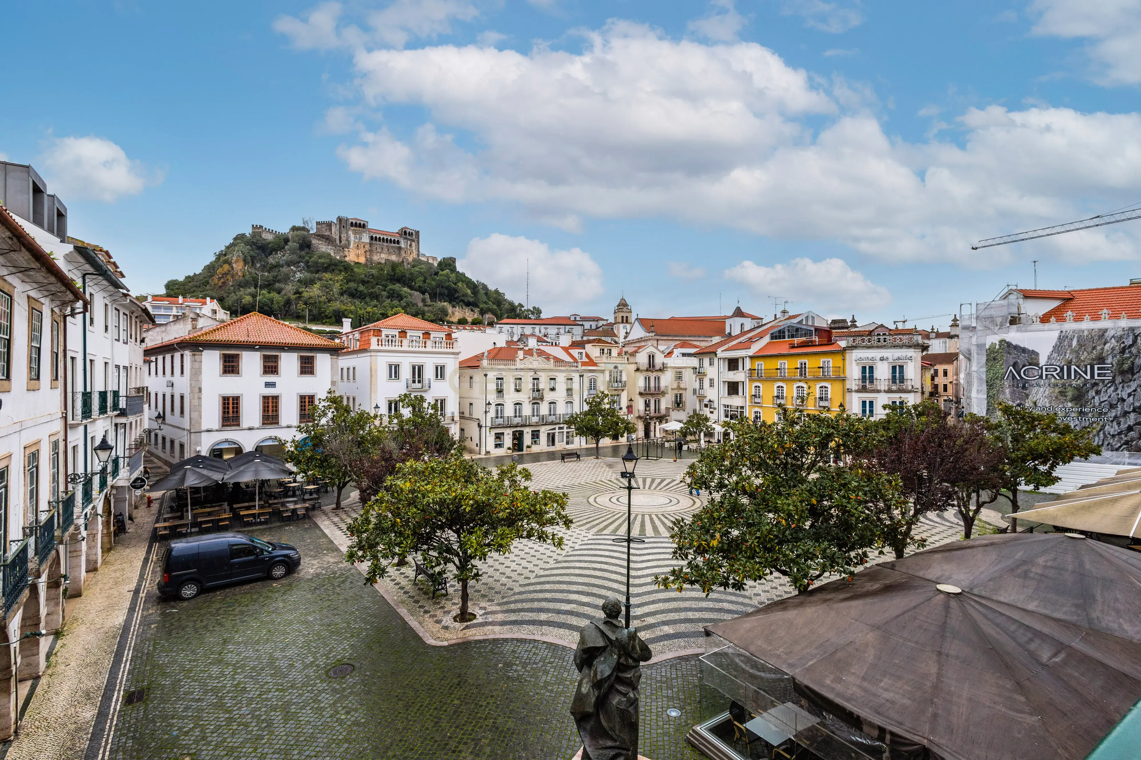 Último andar e águas furtadas em prédio histórico na Praça Rodrigues Lobo - Coração da zona histórica de Leiria - Image 2