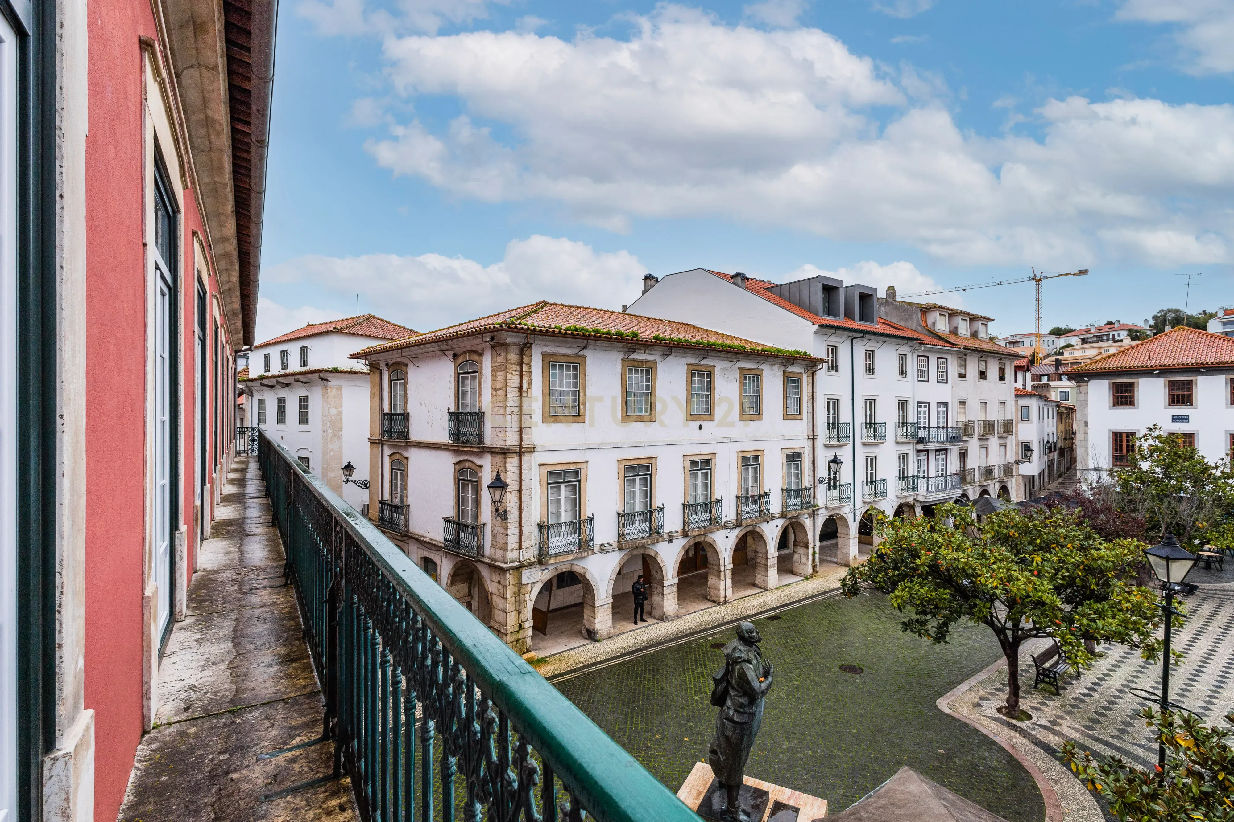 Último andar e águas furtadas em prédio histórico na Praça Rodrigues Lobo - Coração da zona histórica de Leiria - Image 13