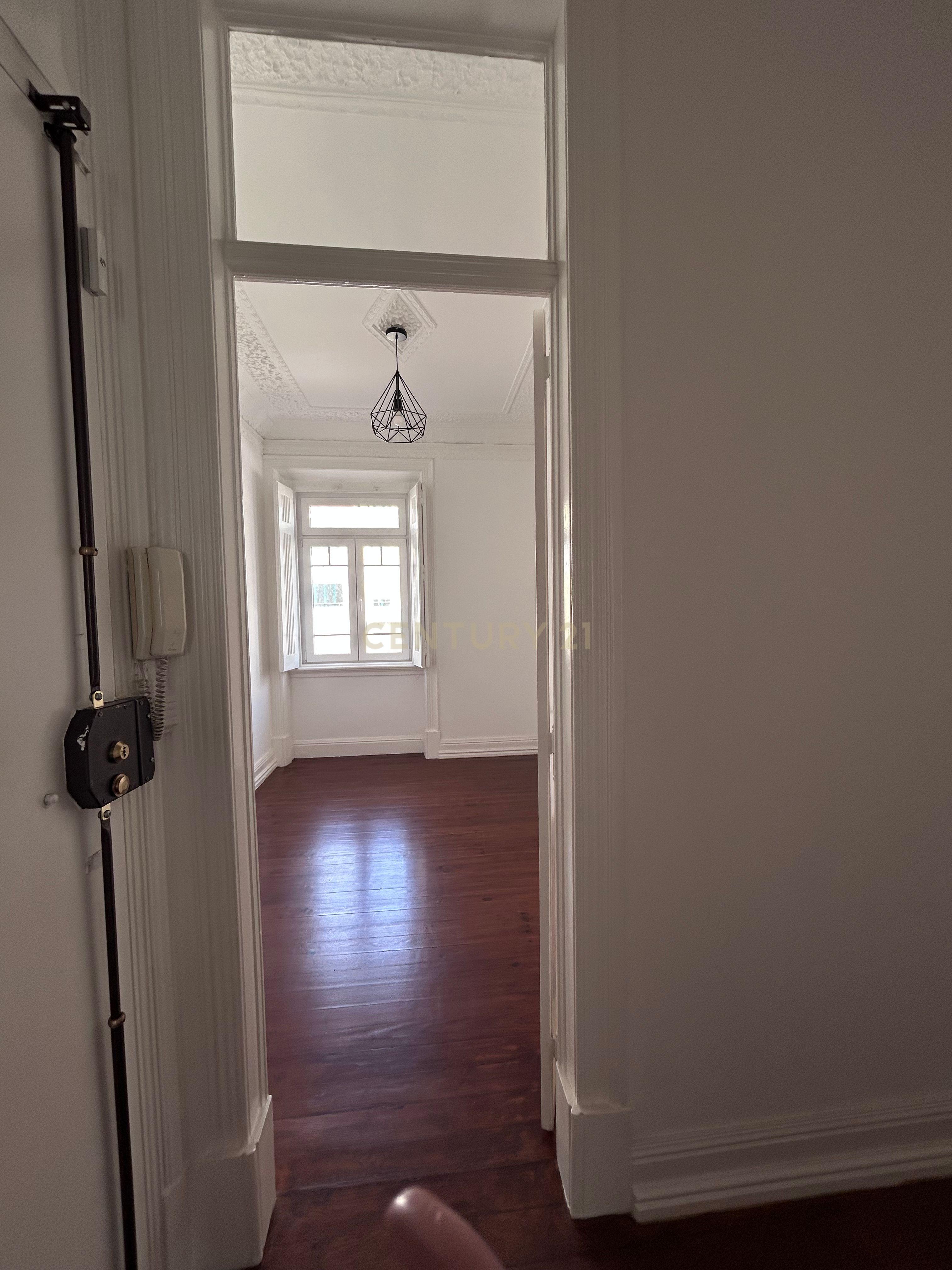Apartamento T2 em Lisboa, na Av. Joaquim António de Aguiar - Image 19