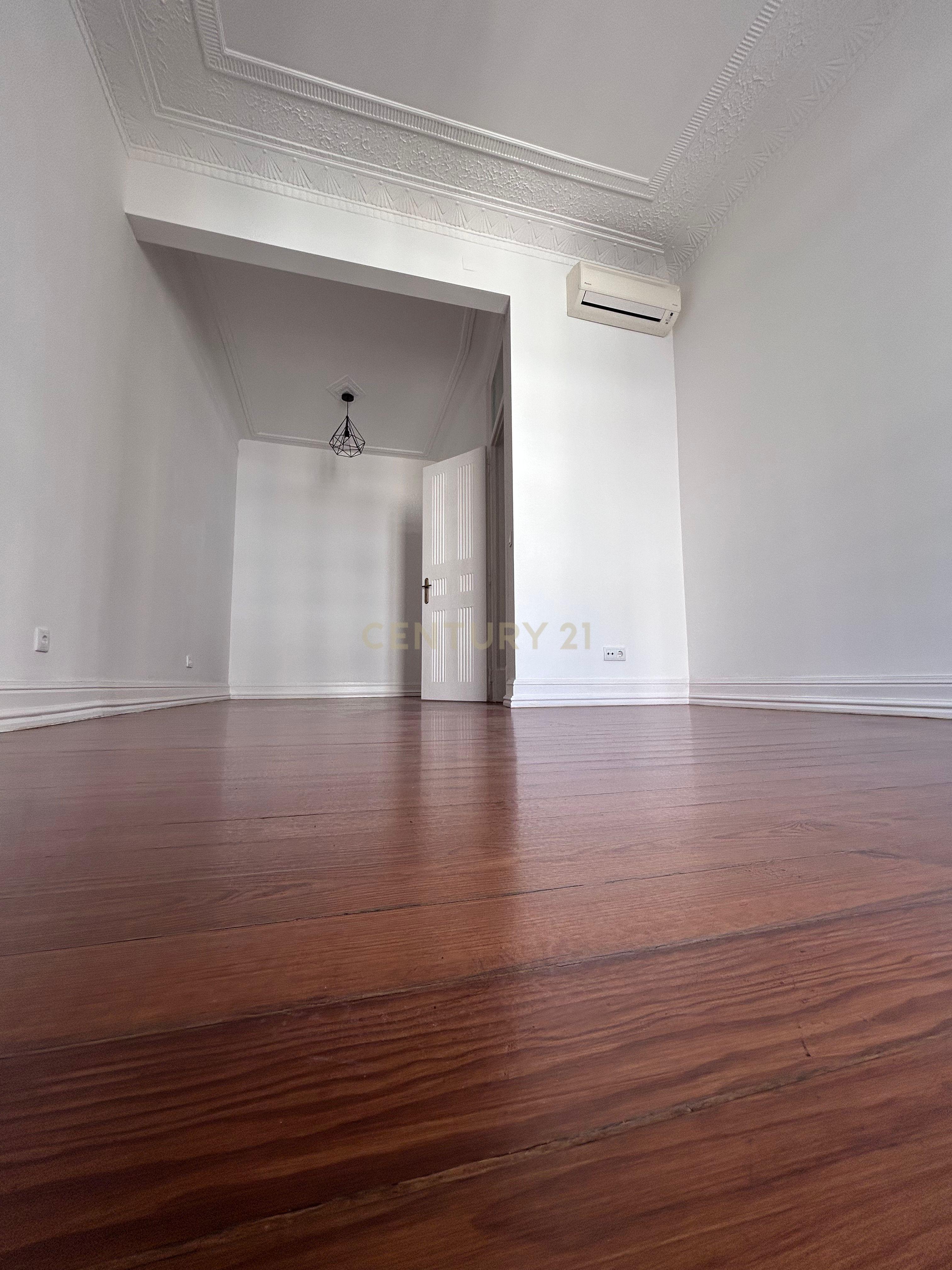 Apartamento T2 em Lisboa, na Av. Joaquim António de Aguiar - Image 6
