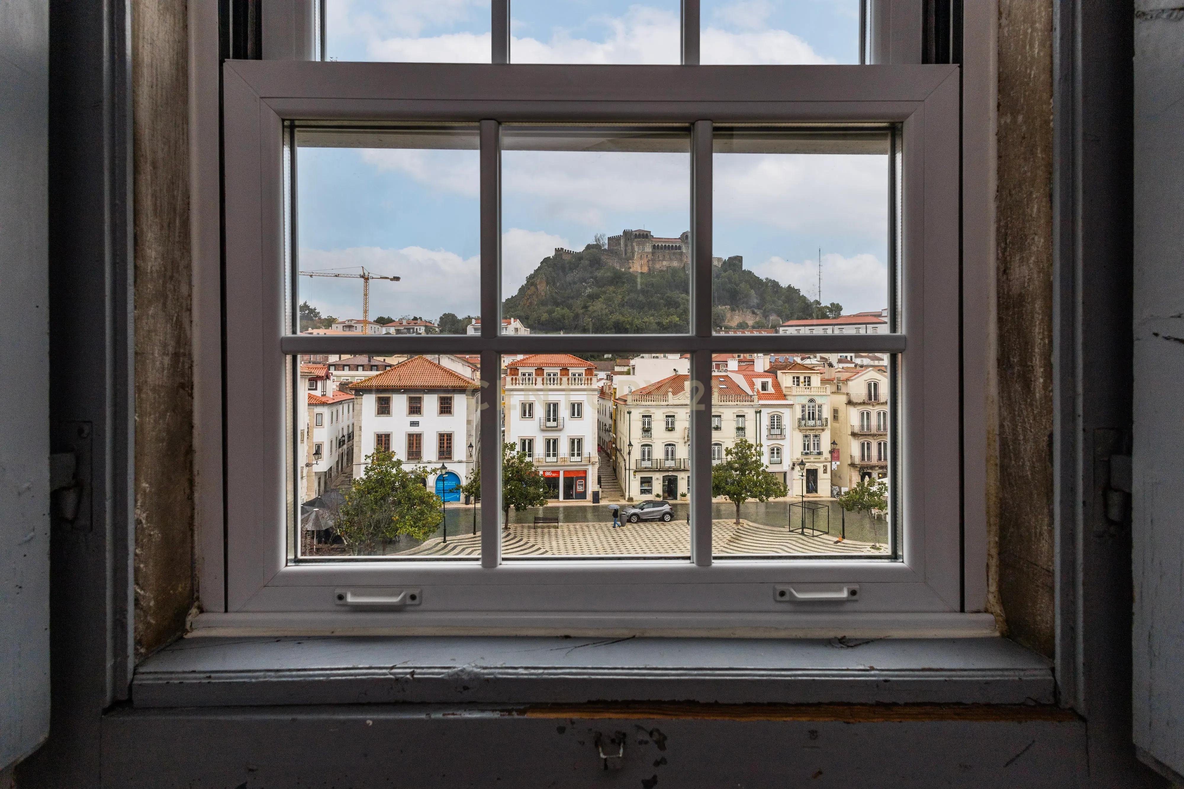 Último andar e águas furtadas em prédio histórico na Praça Rodrigues Lobo - Coração da zona histórica de Leiria - Image 28