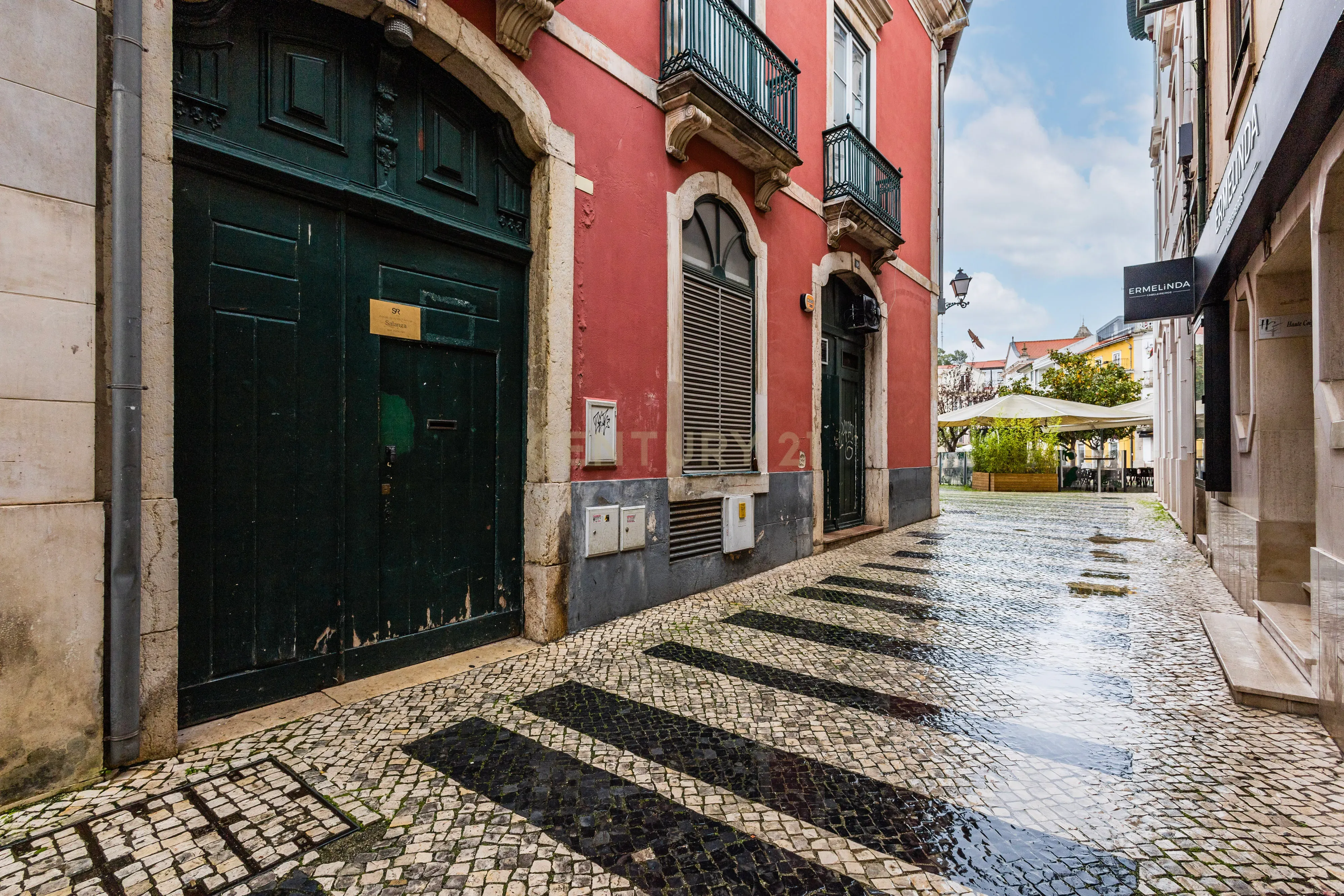 Último andar e águas furtadas em prédio histórico na Praça Rodrigues Lobo - Coração da zona histórica de Leiria - Image 3