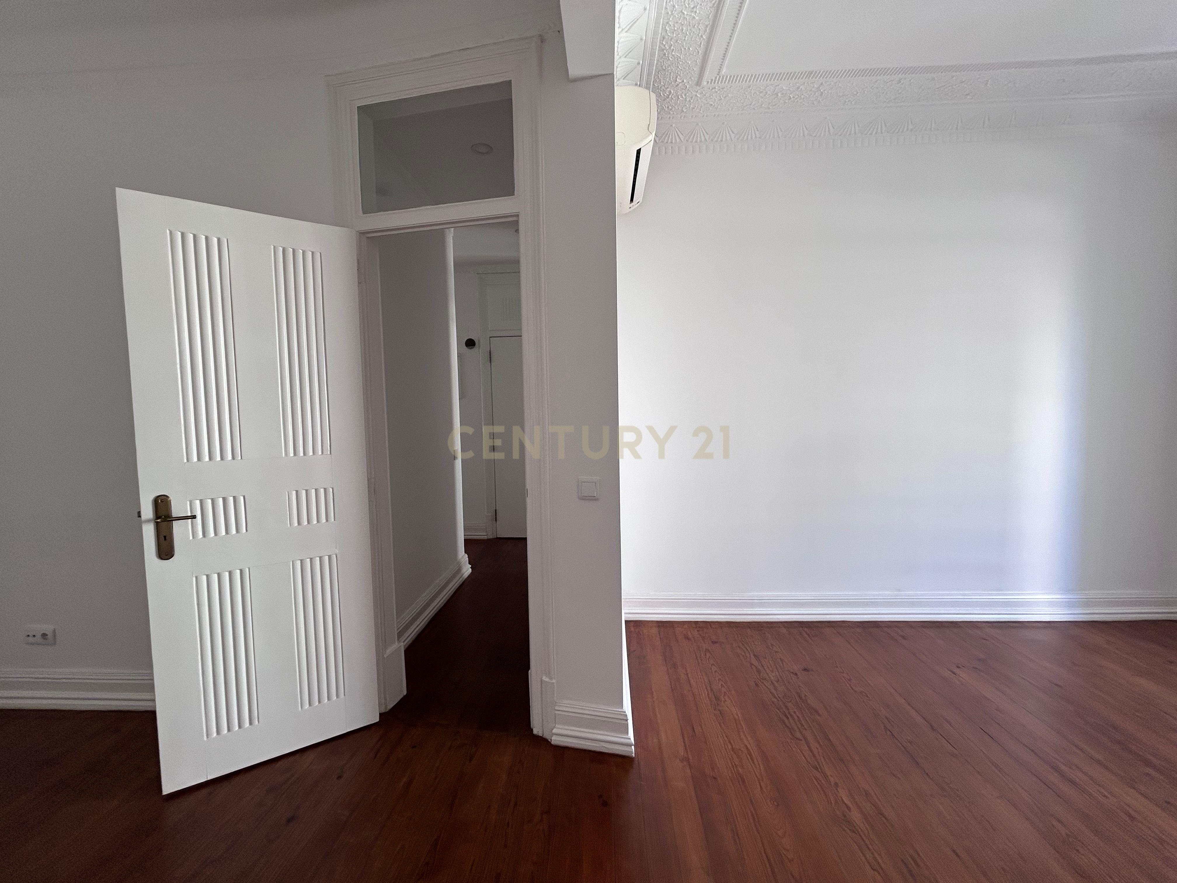 Apartamento T2 em Lisboa, na Av. Joaquim António de Aguiar - Image 5