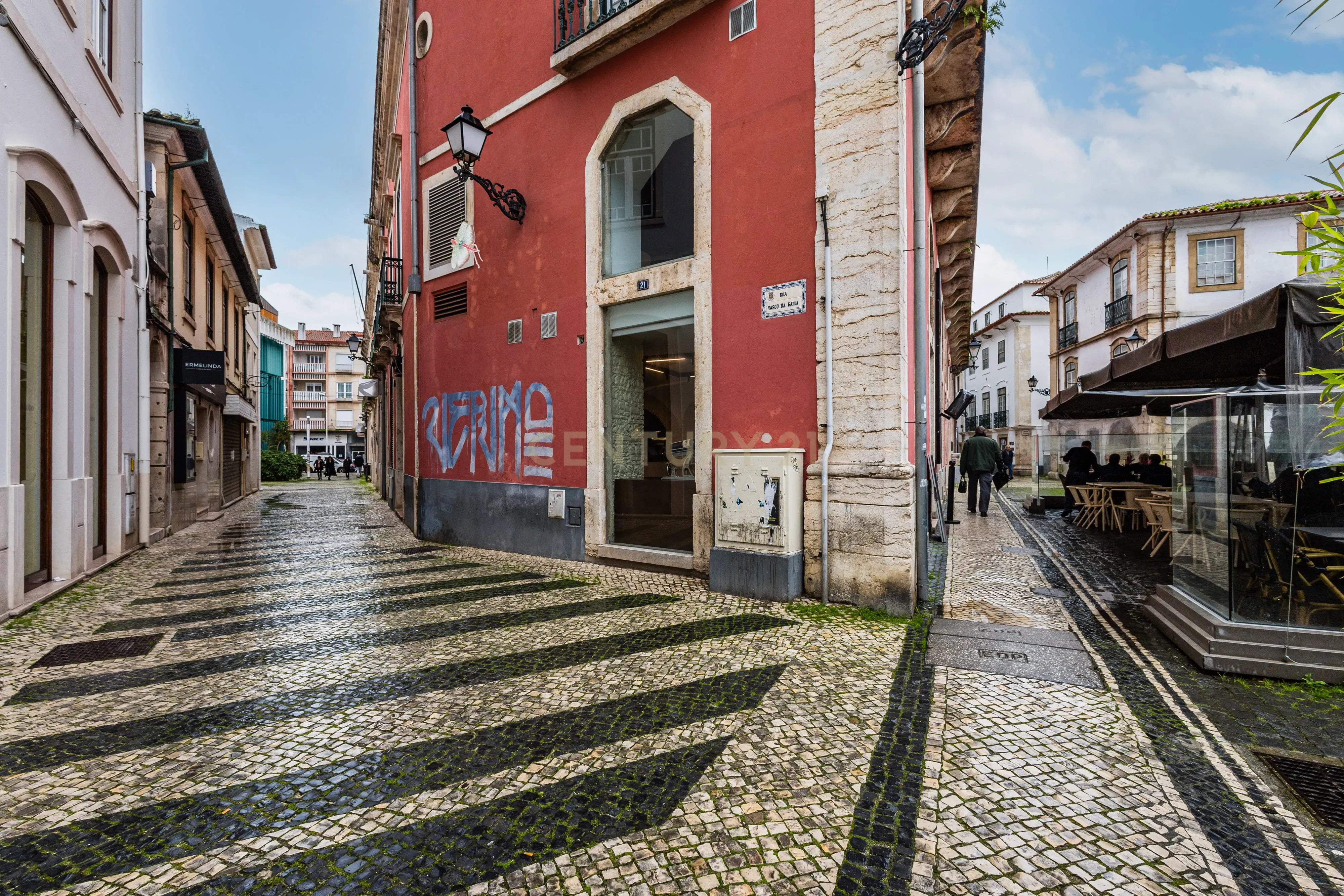Último andar e águas furtadas em prédio histórico na Praça Rodrigues Lobo - Coração da zona histórica de Leiria - Image 33