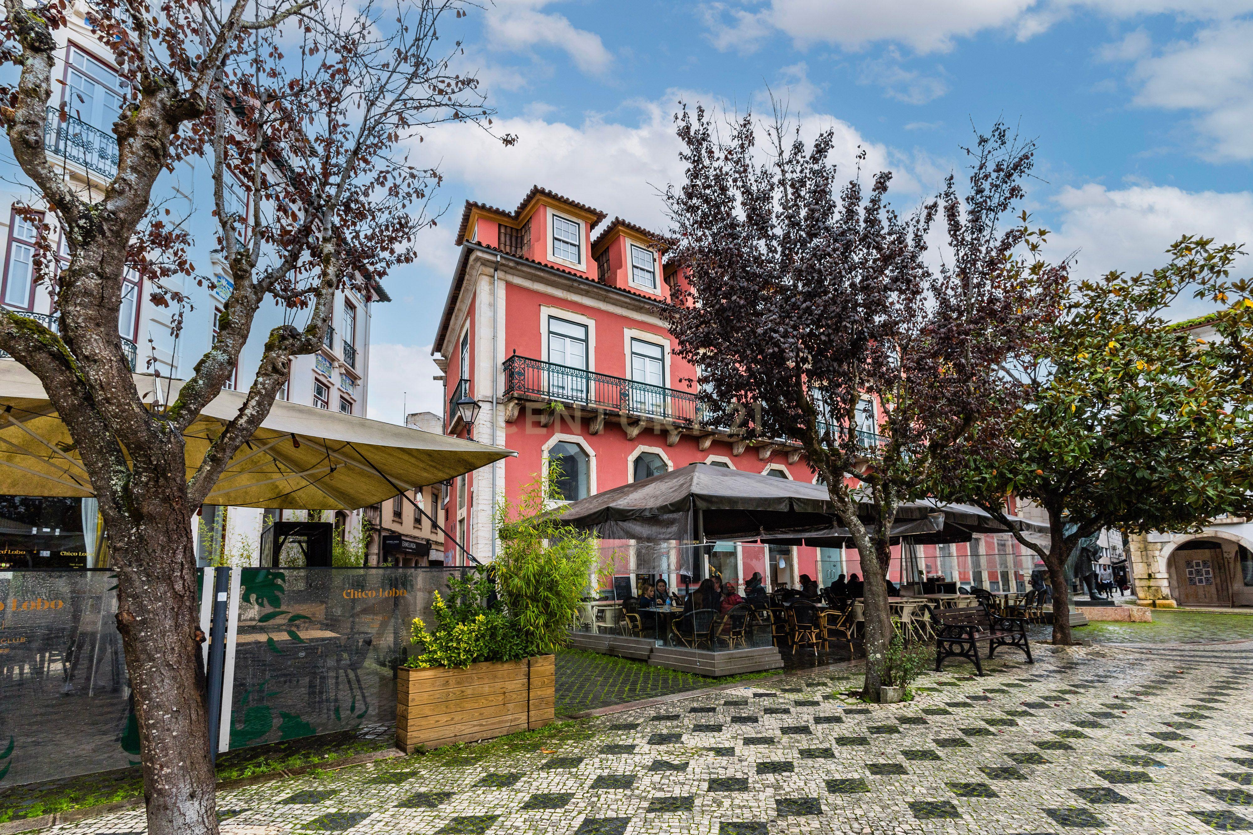 Último andar e águas furtadas em prédio histórico na Praça Rodrigues Lobo - Coração da zona histórica de Leiria - Image 34