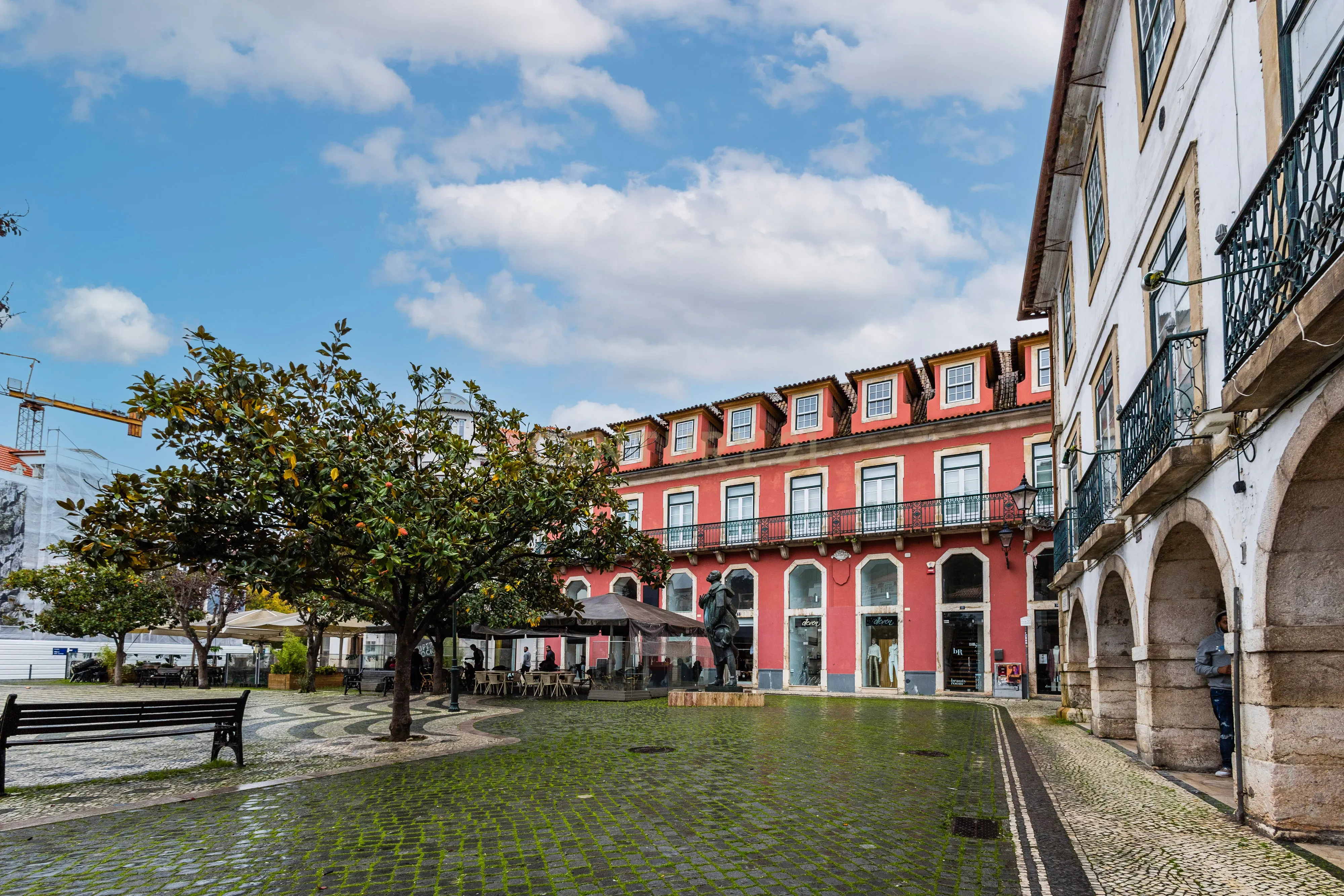 Último andar e águas furtadas em prédio histórico na Praça Rodrigues Lobo - Coração da zona histórica de Leiria - Image 1