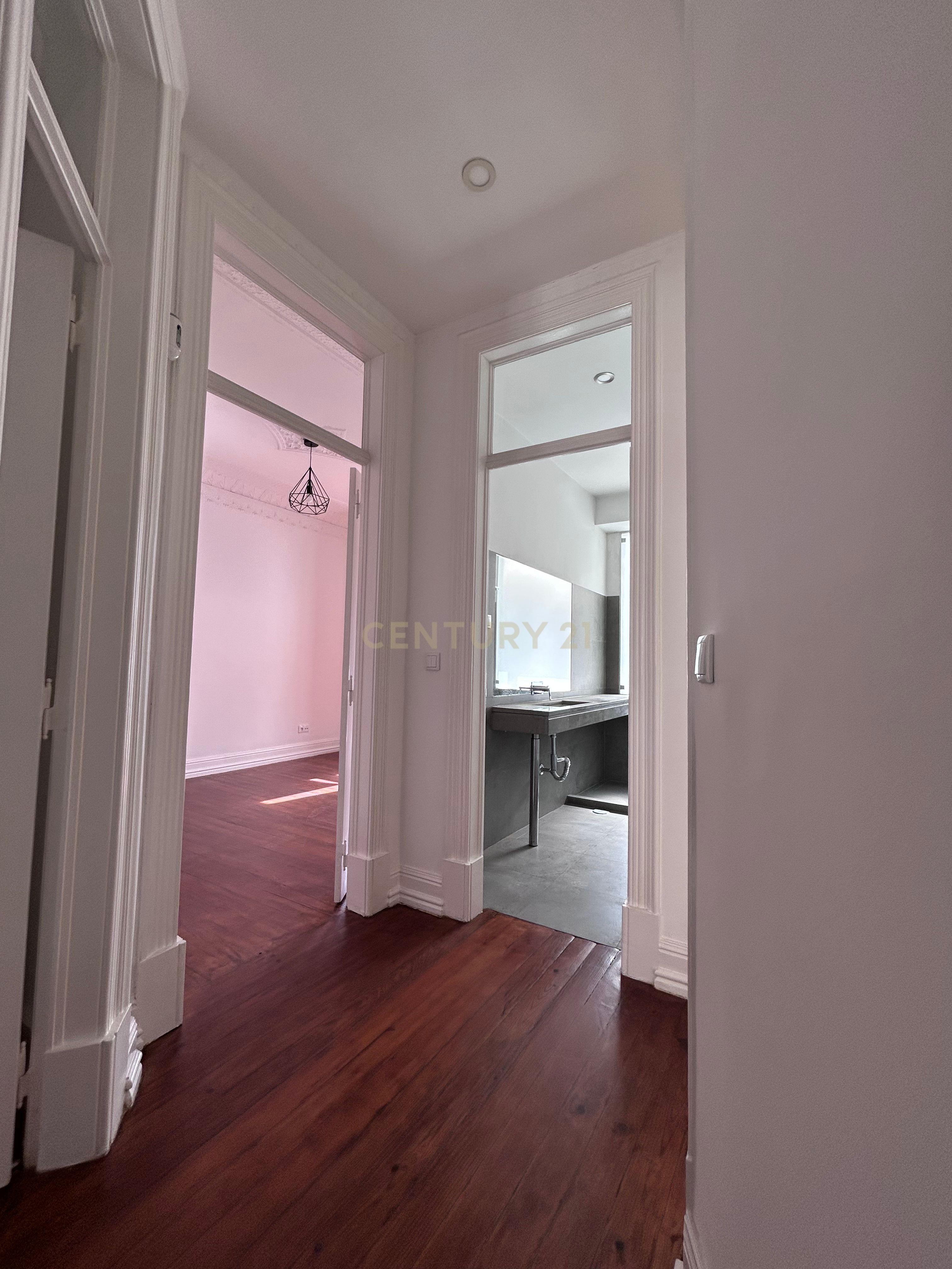 Apartamento T2 em Lisboa, na Av. Joaquim António de Aguiar - Image 10