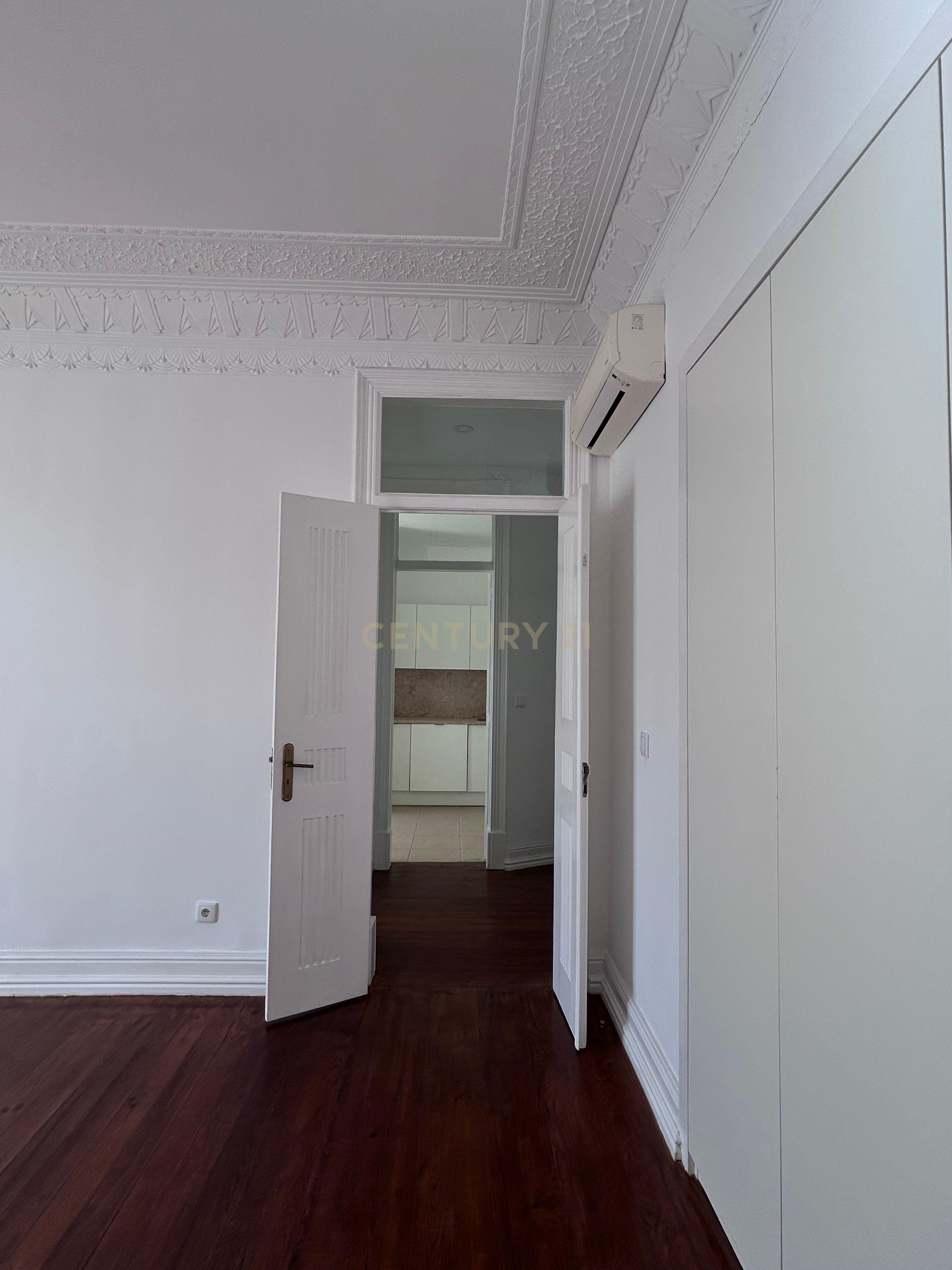 Apartamento T2 em Lisboa, na Av. Joaquim António de Aguiar - Image 21