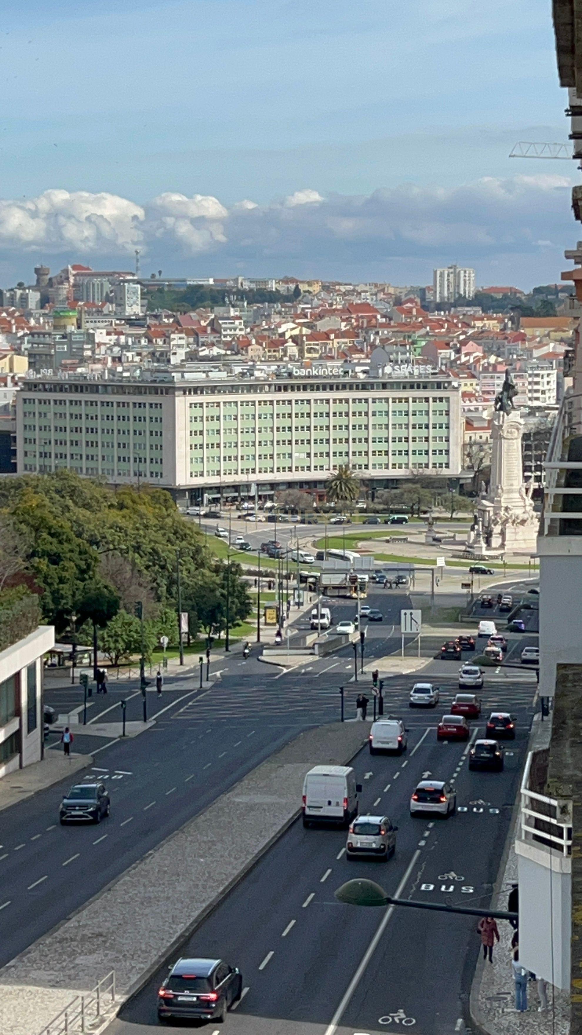 Apartamento T2 em Lisboa, na Av. Joaquim António de Aguiar - Image 1