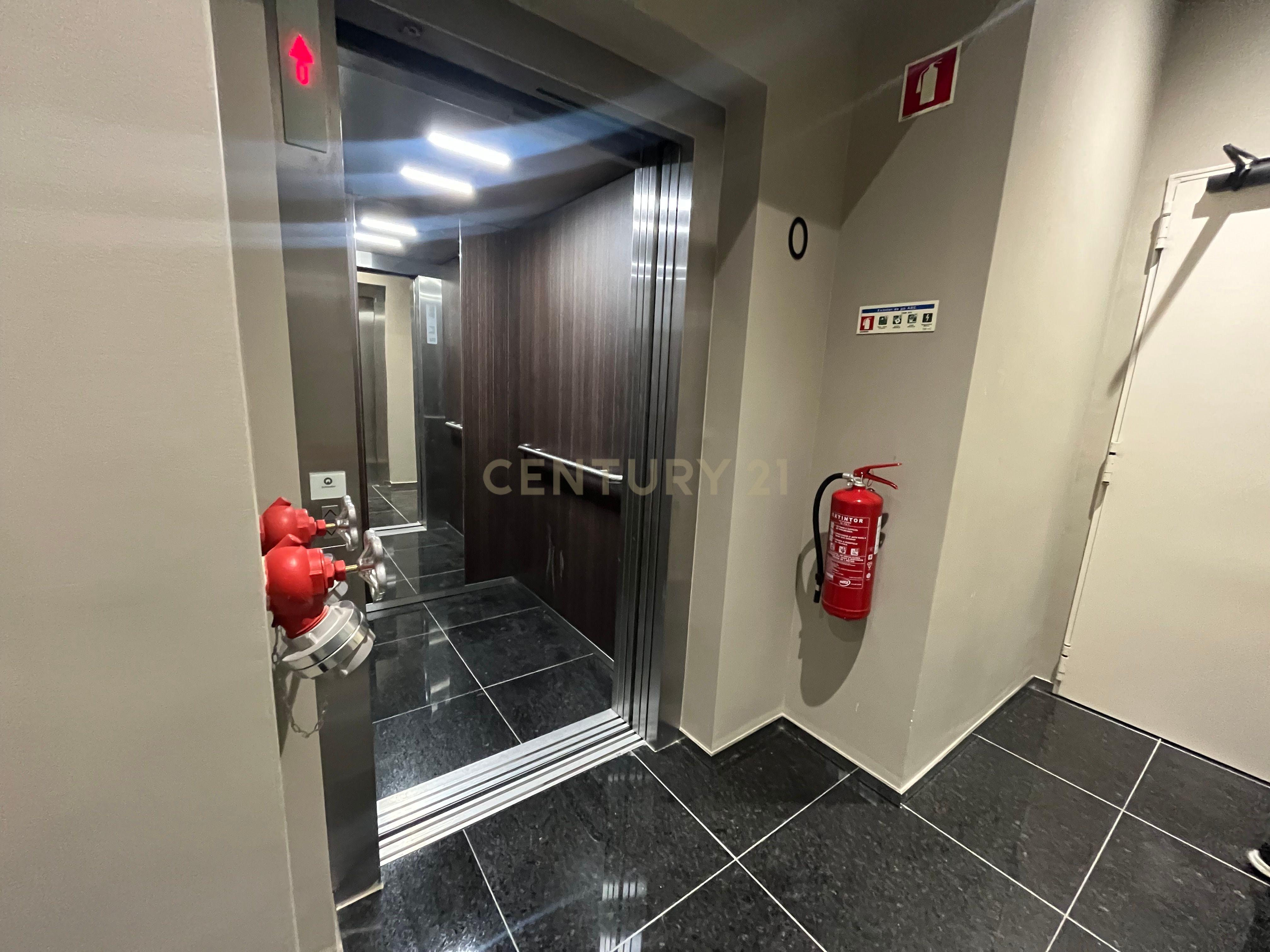 Apartamento a estrear con um quarto, garagem e arrecadação a pé do Parque Eduardo VII - Image 22