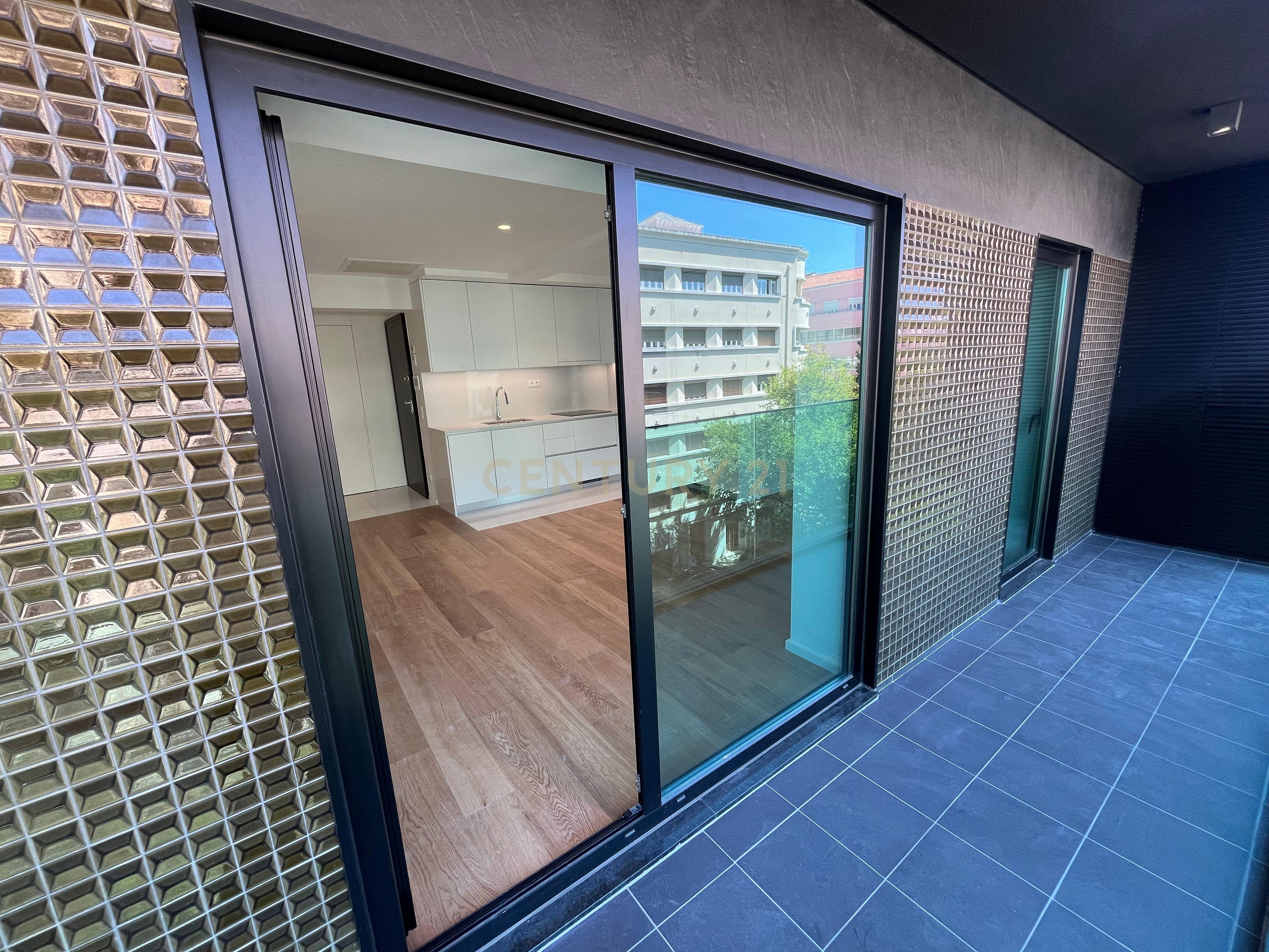 Apartamento a estrear con um quarto, garagem e arrecadação a pé do Parque Eduardo VII - Image 8