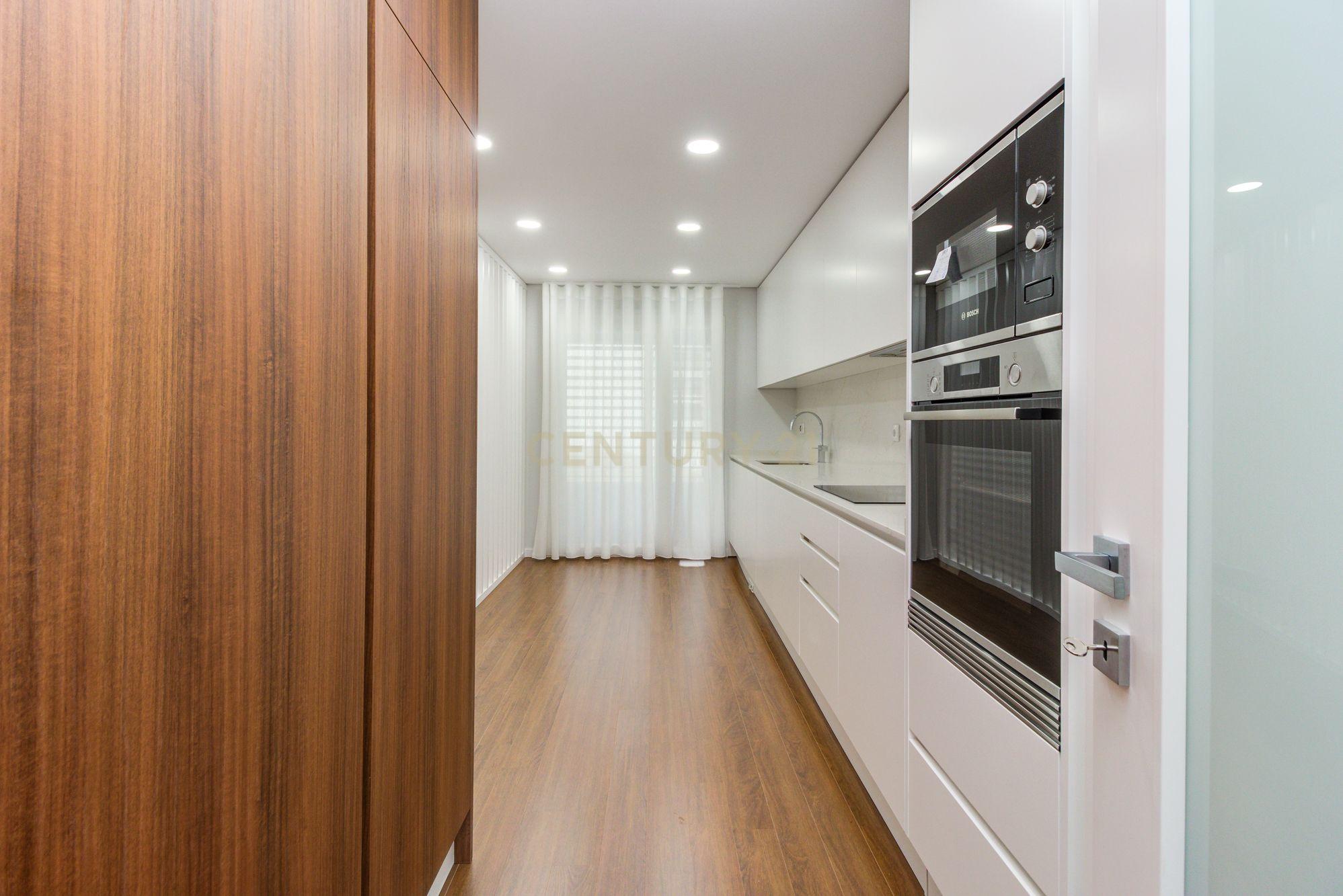 T3 NOVO com varandas e parqueamento - Image 7