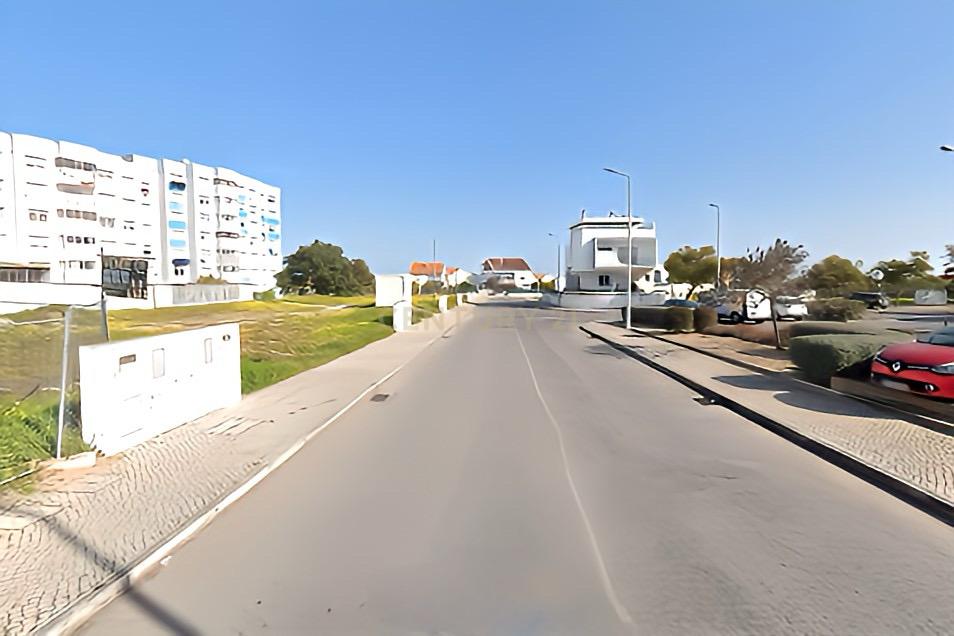 Terreno Urbano de 192 m² com Projeto de Moradias Aprovado em Santo António da Charneca, Barreiro - Image 1