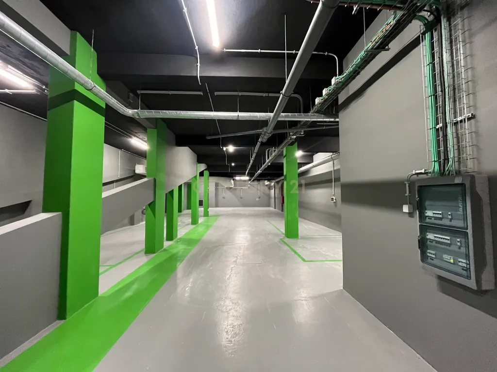 Apartamento de luxo; três suites e três varandas, com uma sala de 40 m2 em plano aberto e uma garagem no coração de Lisboa. - Image 34