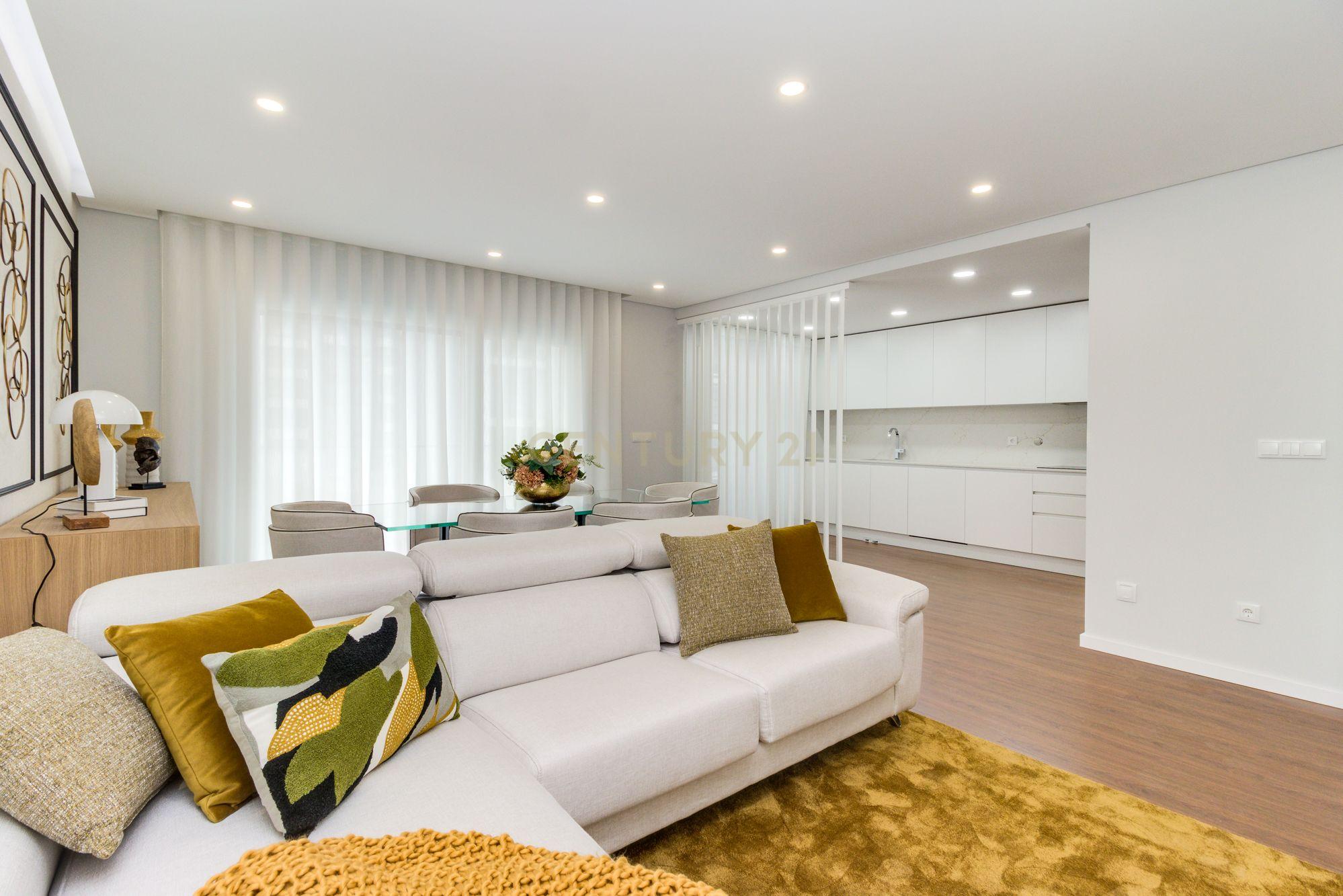 T3 NOVO com varandas e parqueamento - Image 2
