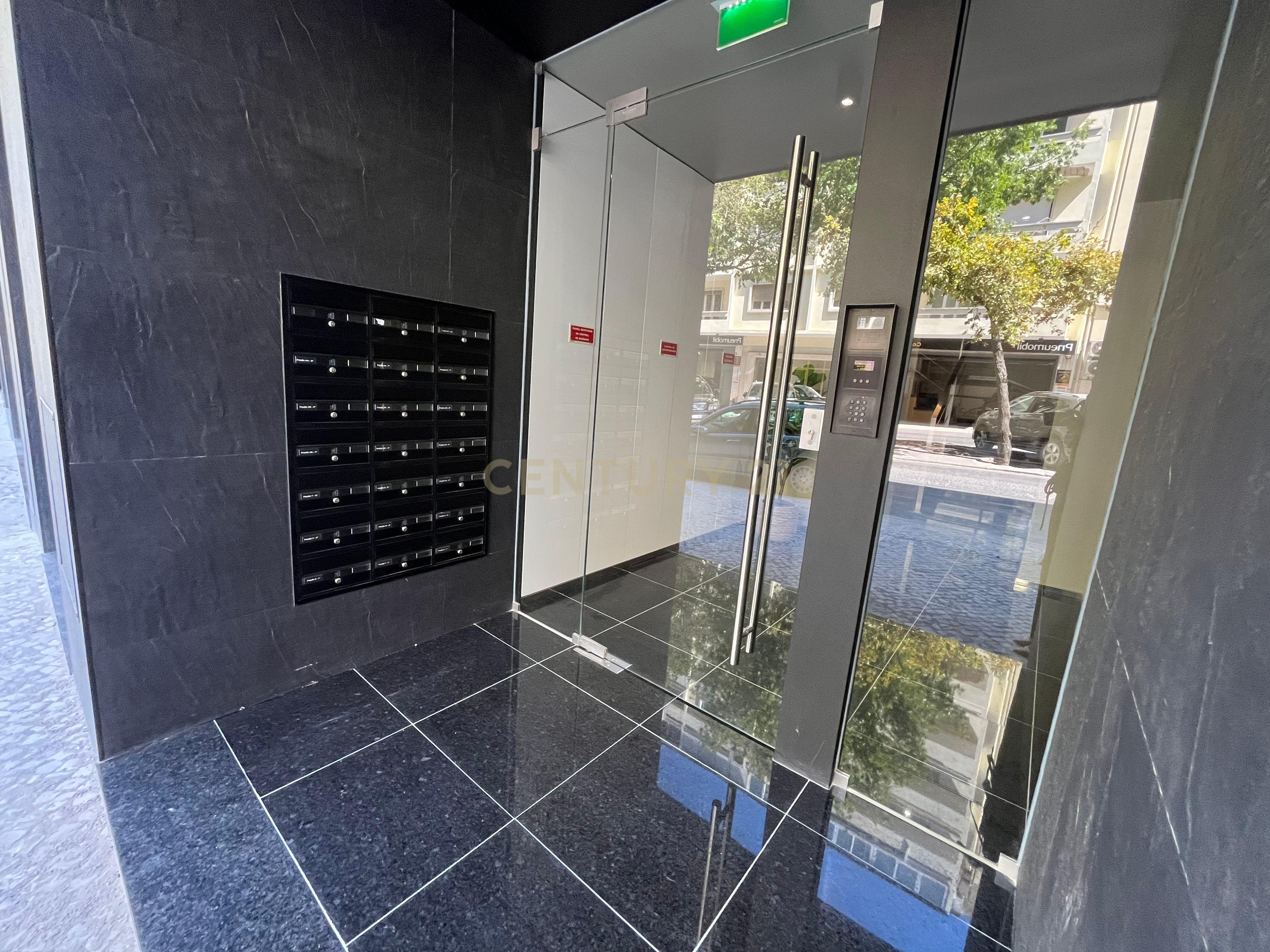 Apartamento a estrear con um quarto, garagem e arrecadação a pé do Parque Eduardo VII - Image 16