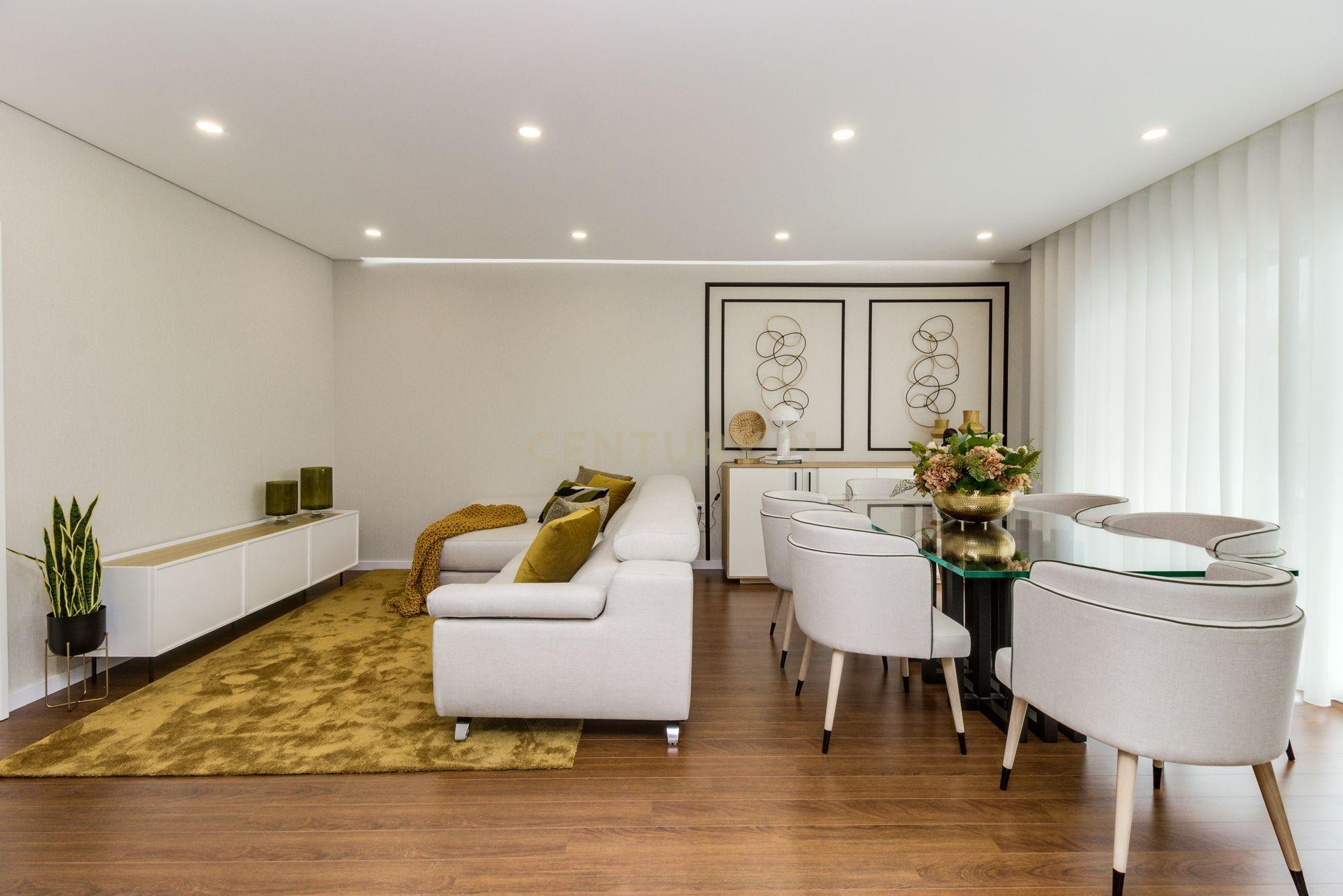 T3 NOVO com varandas e parqueamento - Image 1